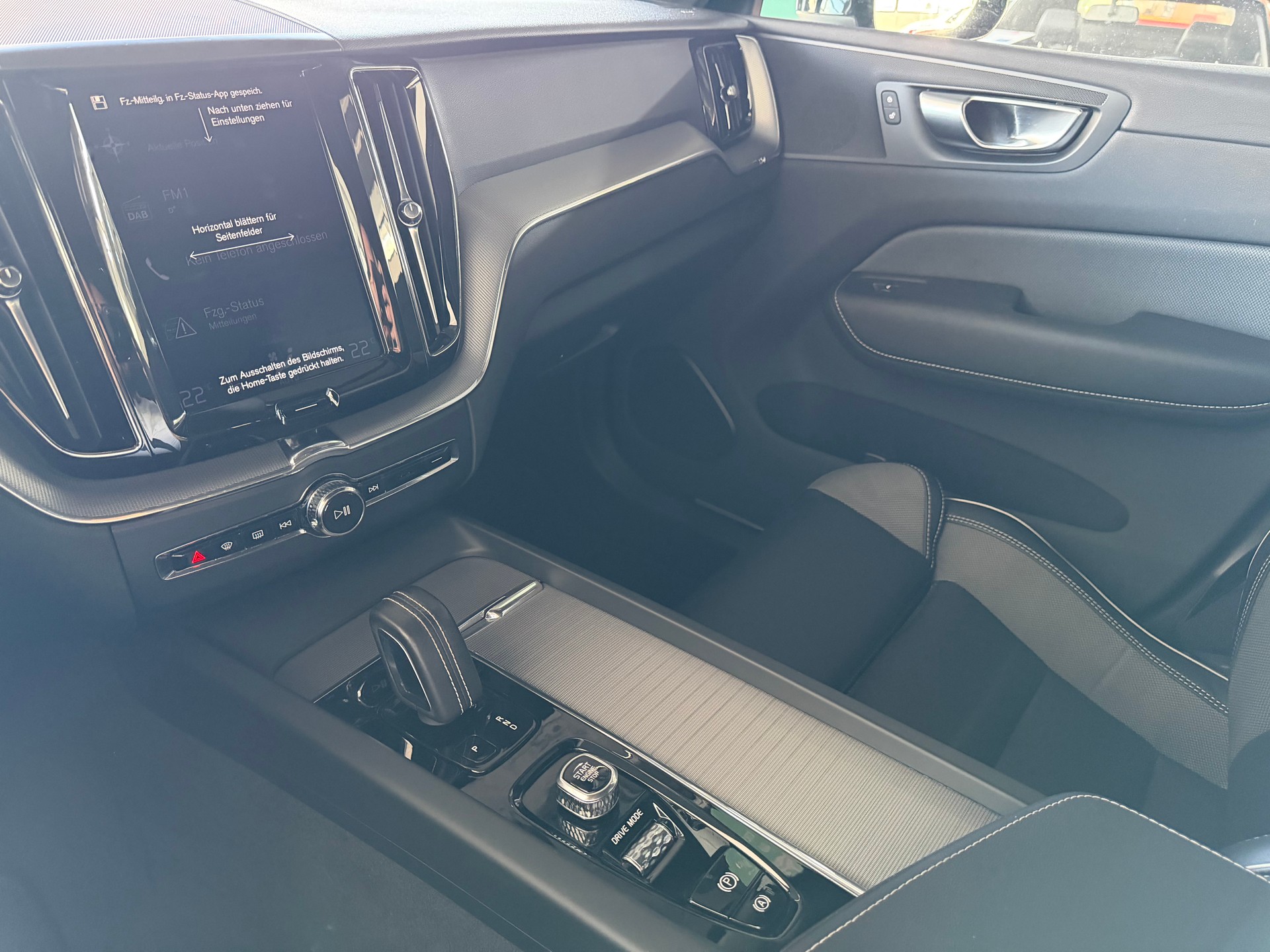 VOLVO XC60 T8 eAWD R-Design Geartronic-image-19