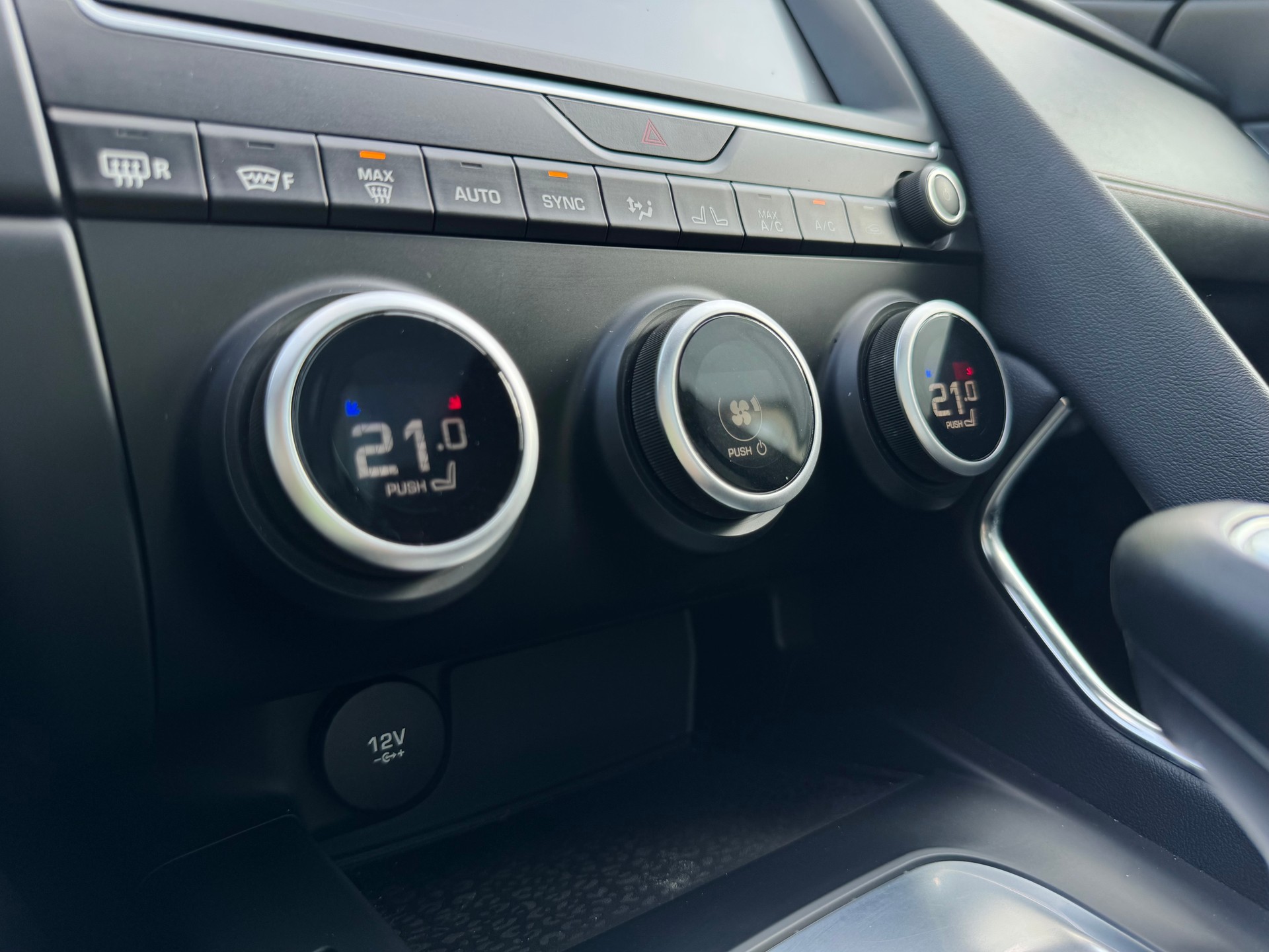 JAGUAR E-Pace 2.0d D180 AWD Automatik-image-16