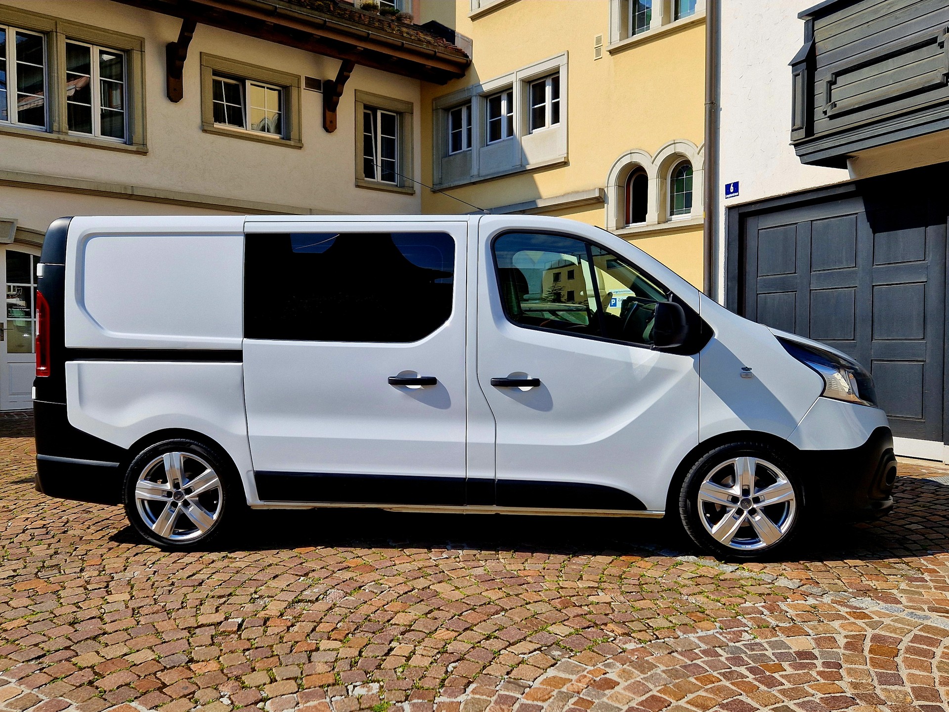 RENAULT TRAFIC-image-3