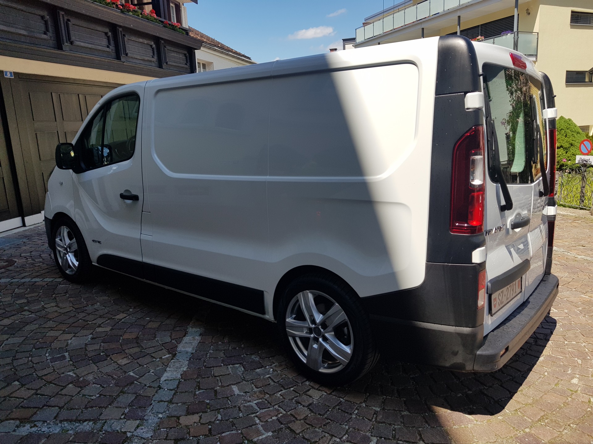 RENAULT TRAFIC-image-1