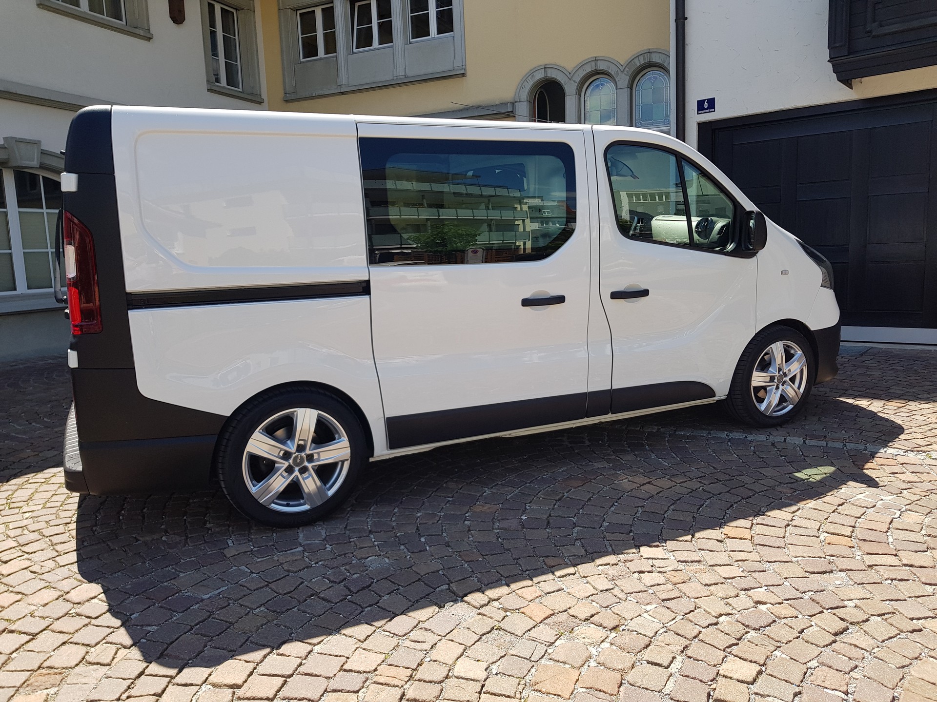RENAULT TRAFIC-image-0