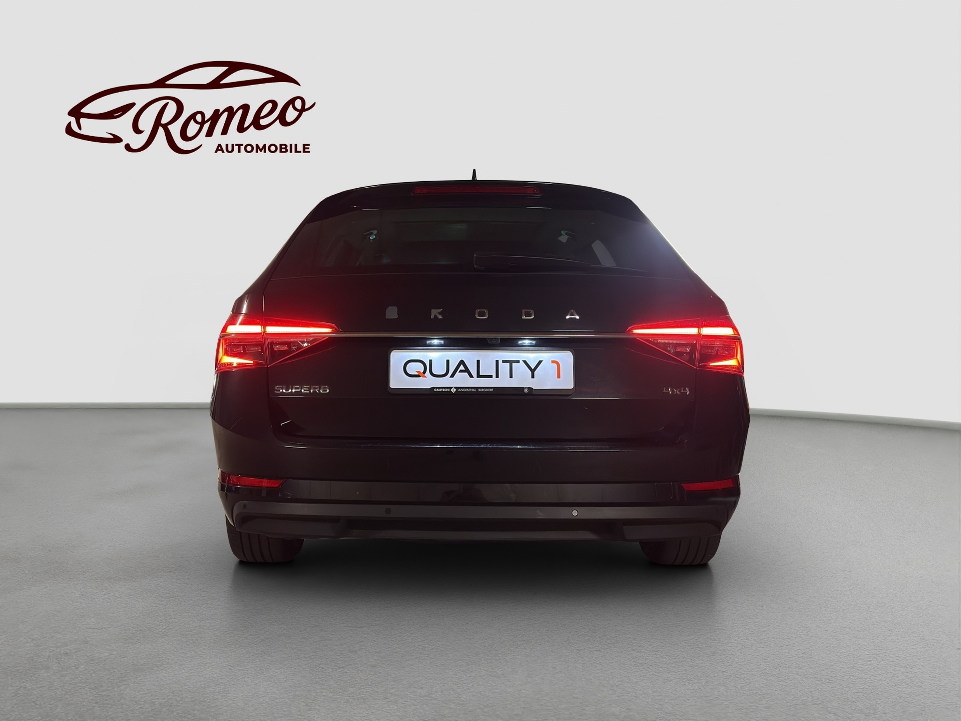 SKODA Superb Combi 2.0 TDi Style 4x4 DSG ** Frisch ab MFK und Service ** Panorama ** Leder-Alcantara **-image-6