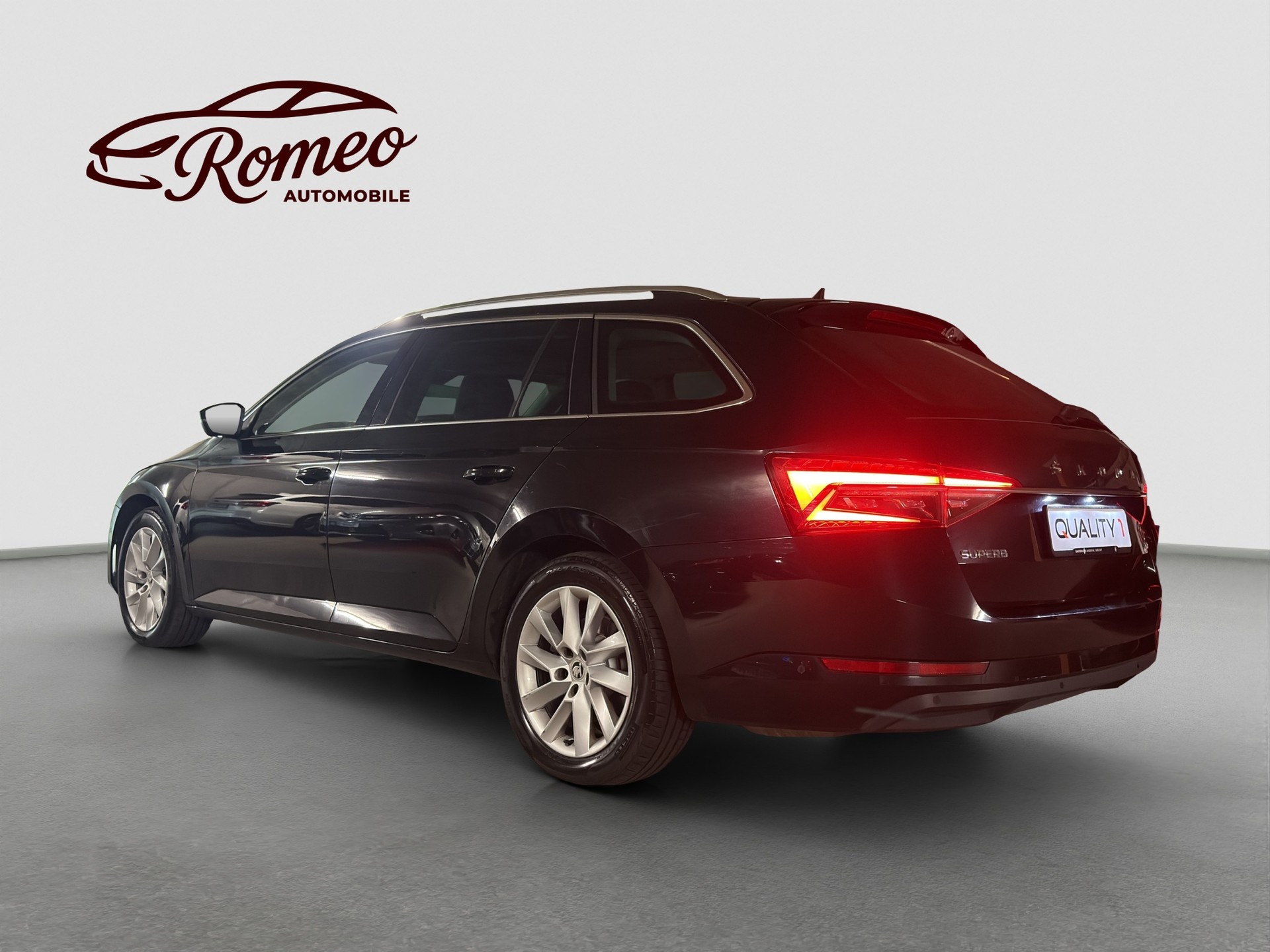 SKODA Superb Combi 2.0 TDi Style 4x4 DSG ** Frisch ab MFK und Service ** Panorama ** Leder-Alcantara **-image-2