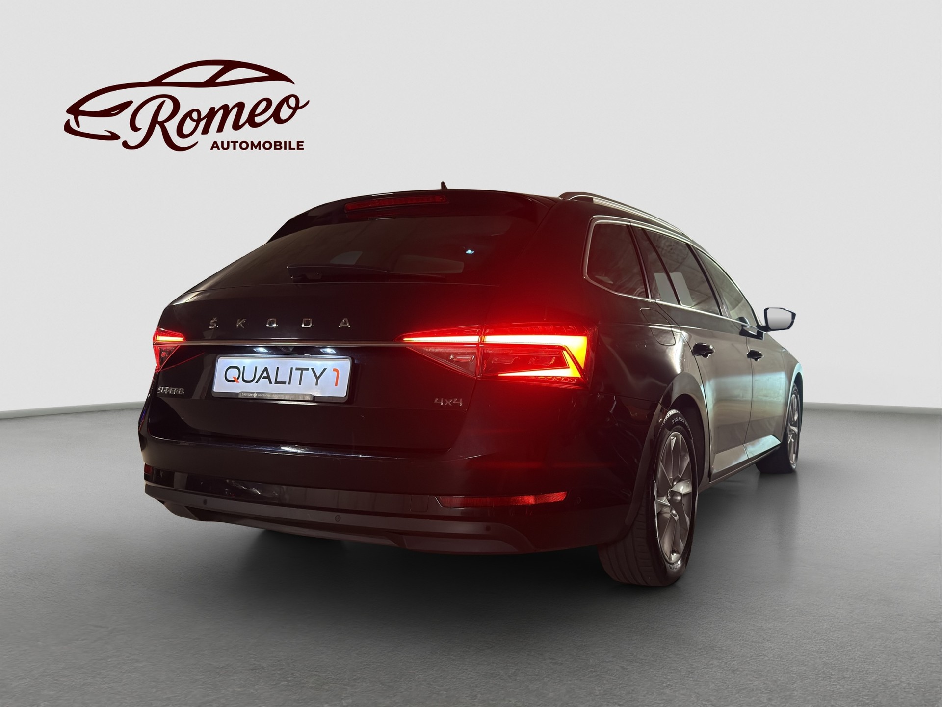 SKODA Superb Combi 2.0 TDi Style 4x4 DSG ** Frisch ab MFK und Service ** Panorama ** Leder-Alcantara **-image-1