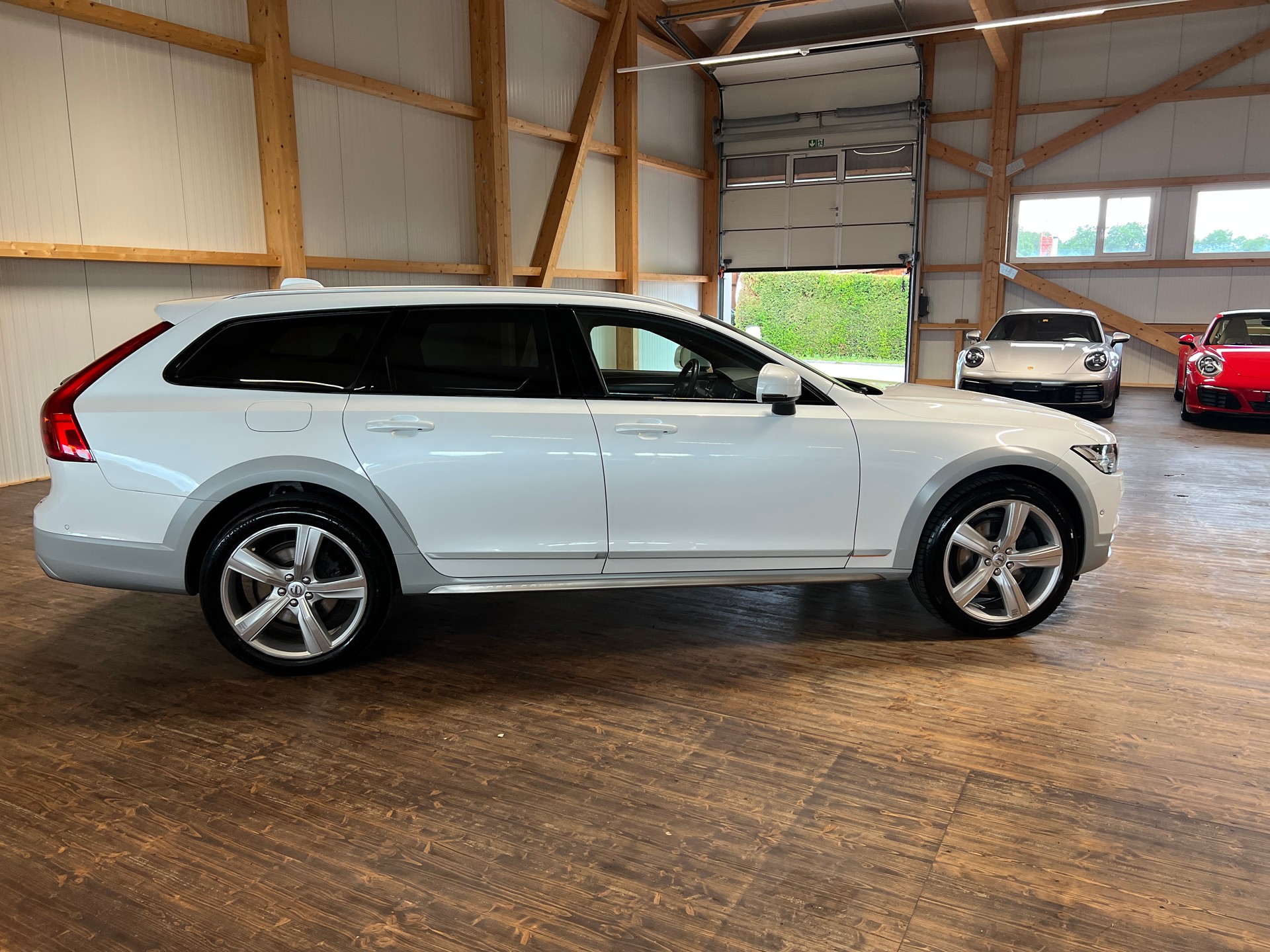 VOLVO V90 Cross Country D5 Ocean Race AWD Geartronic-image-3