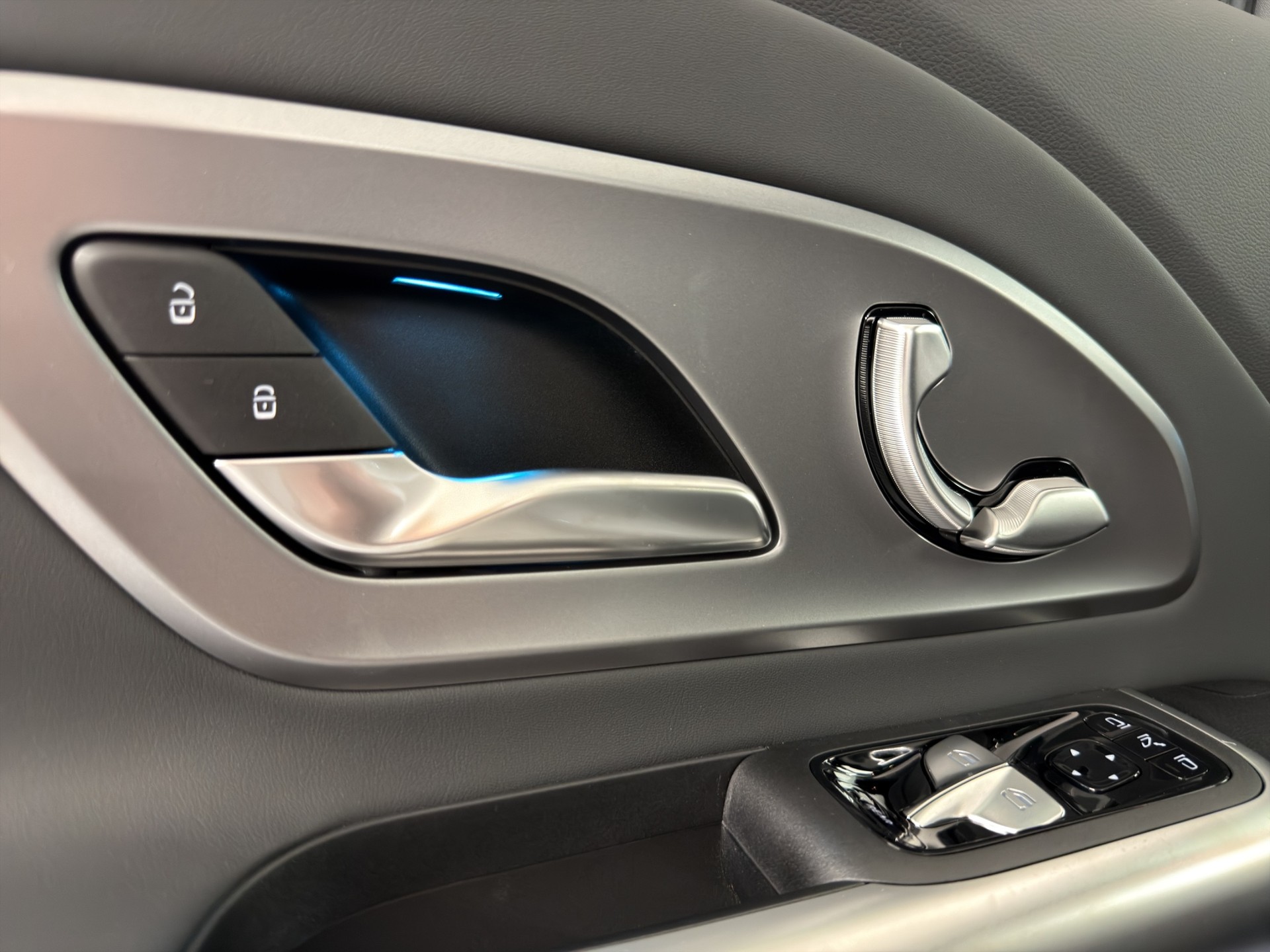 MERCEDES-BENZ GLB 220 4matic-image-8