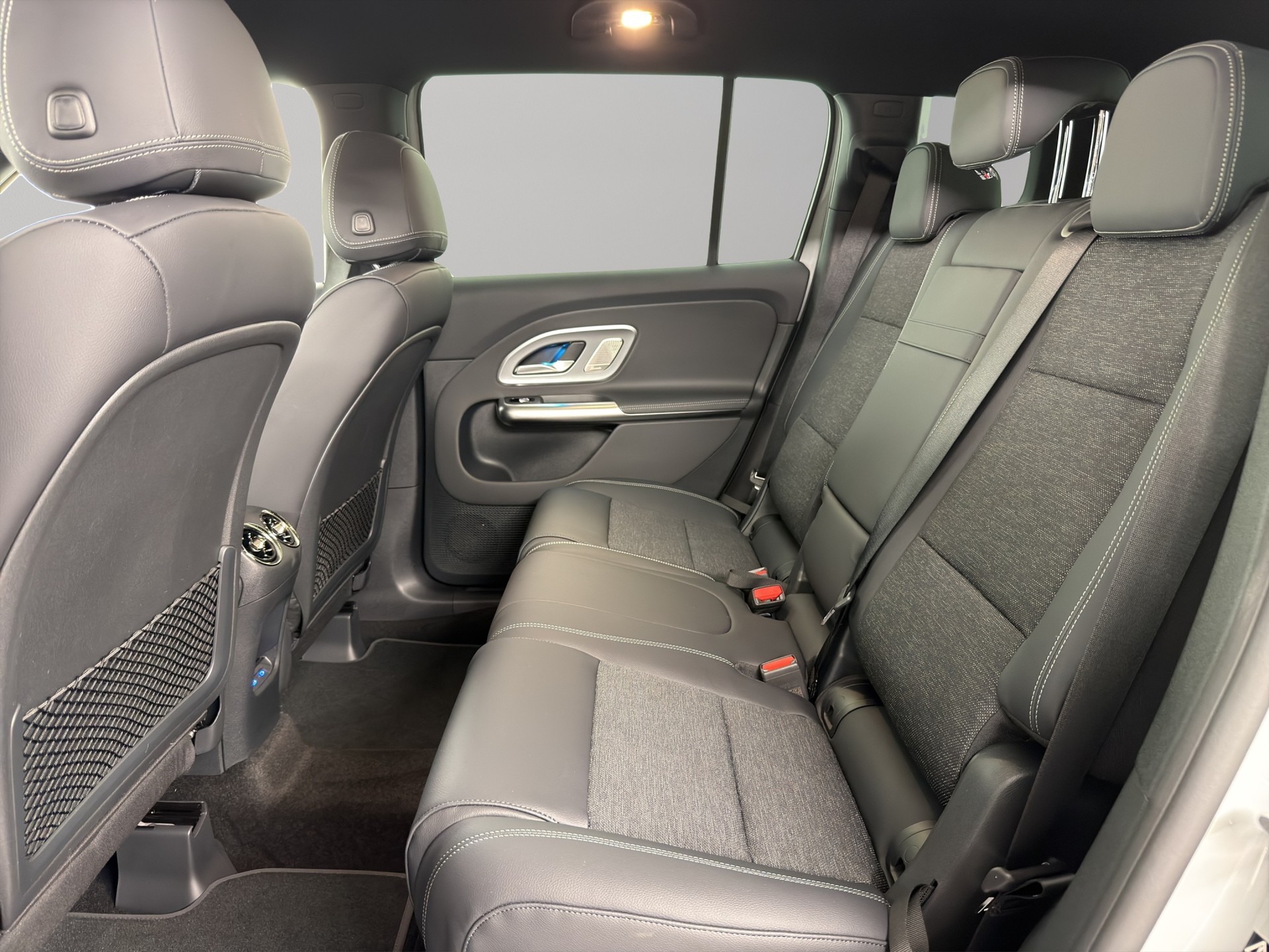 MERCEDES-BENZ GLB 220 4matic-image-6