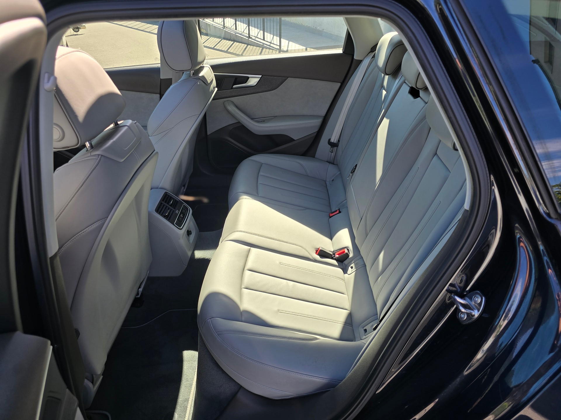 AUDI A4 Avant 2.0 TFSI Design quattro S-tronic-image-12