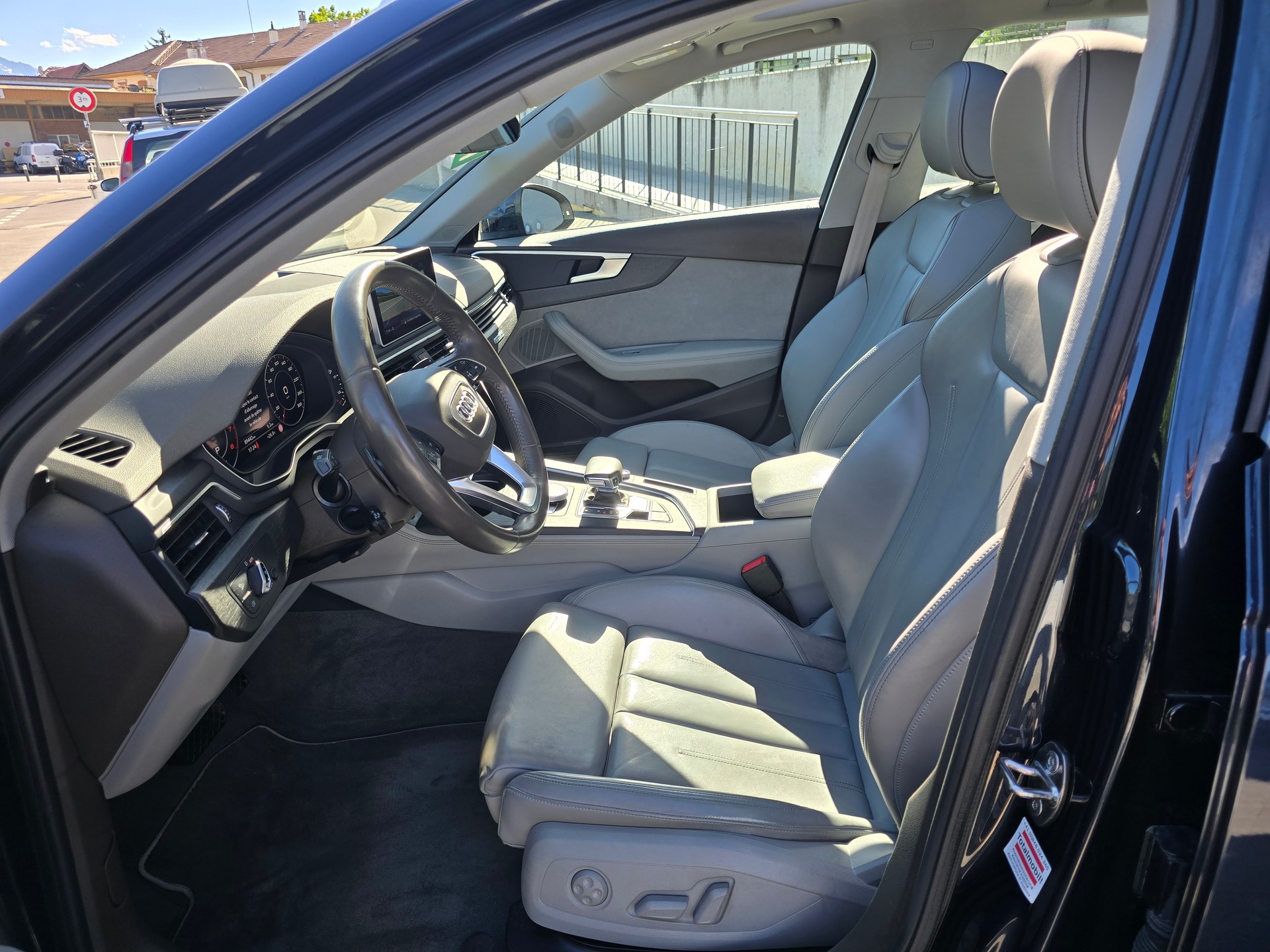 AUDI A4 Avant 2.0 TFSI Design quattro S-tronic-image-9