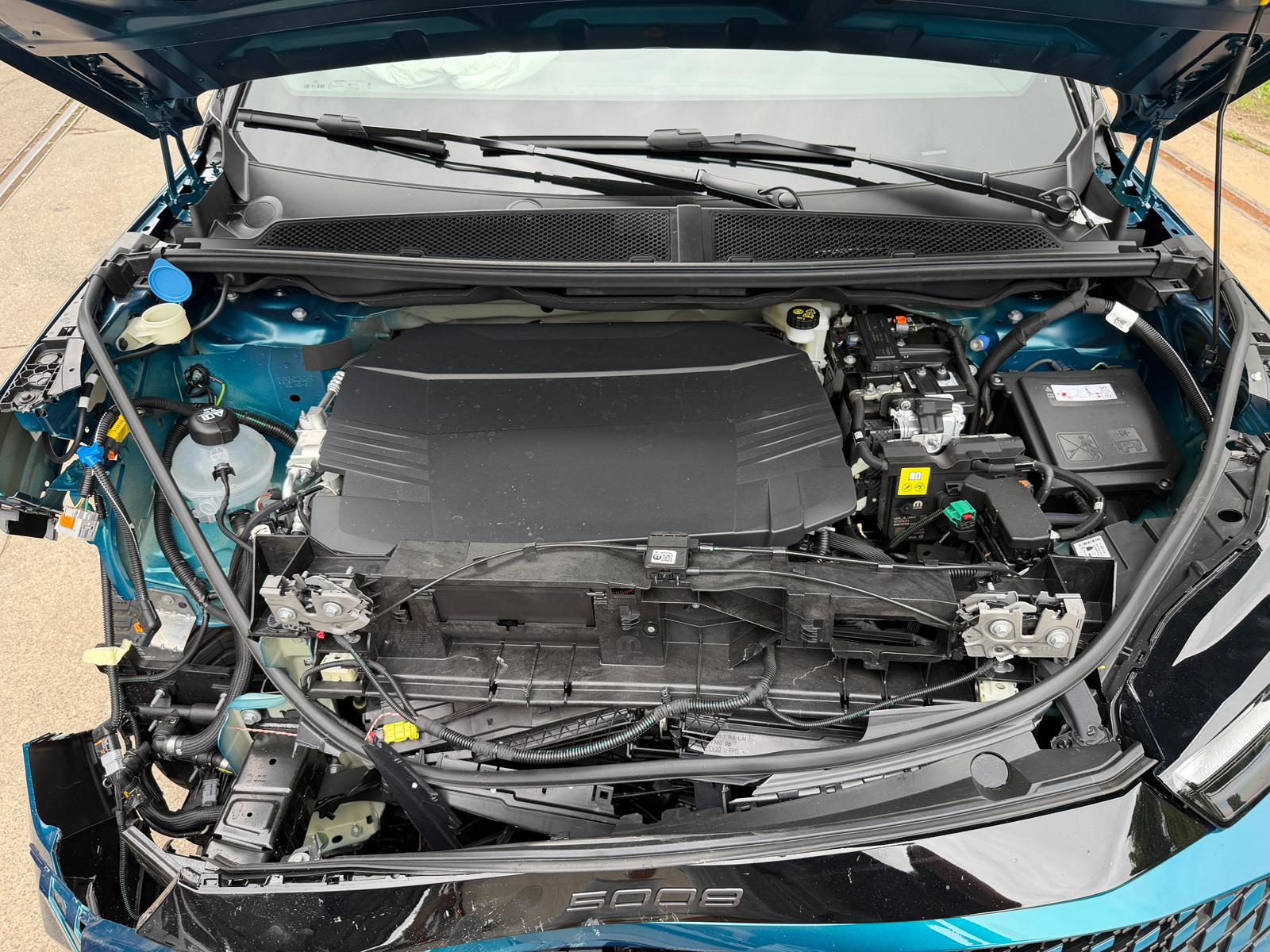 PEUGEOT e-5008-image-5