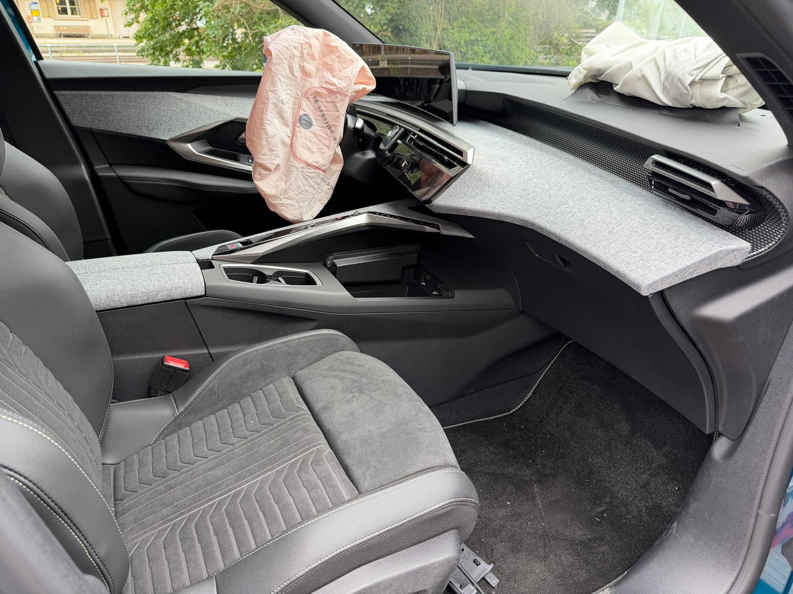 PEUGEOT e-5008-image-8