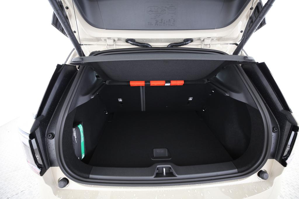 VOLVO EX30 P5 Longe Range Plus-image-7