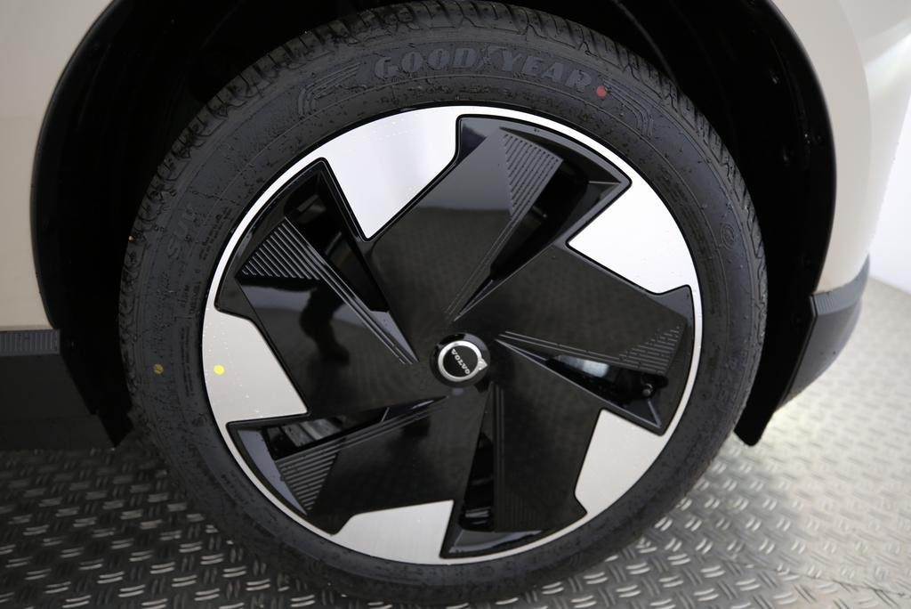 VOLVO EX30 P5 Longe Range Plus-image-8