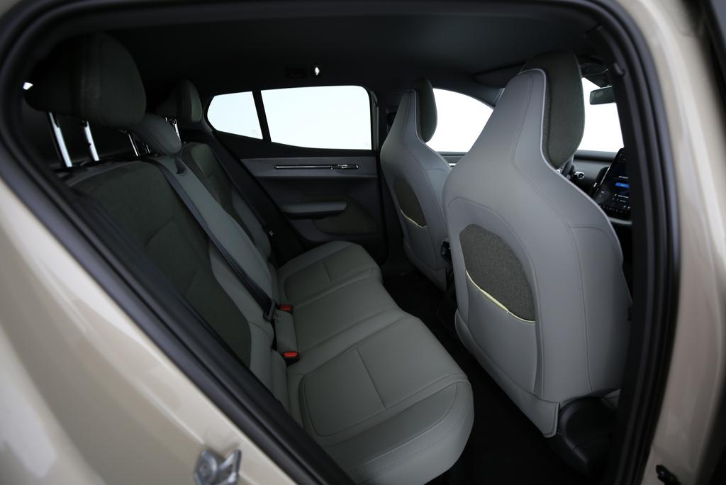 VOLVO EX30 P5 Longe Range Plus-image-6