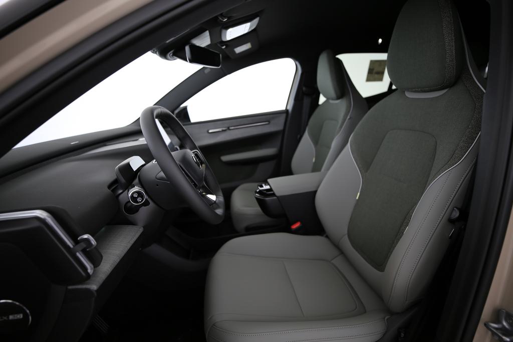 VOLVO EX30 P5 Longe Range Plus-image-4