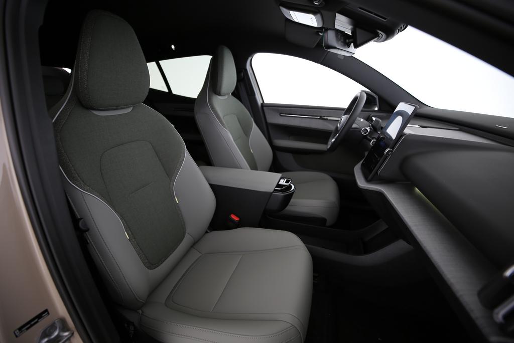 VOLVO EX30 P5 Longe Range Plus-image-5