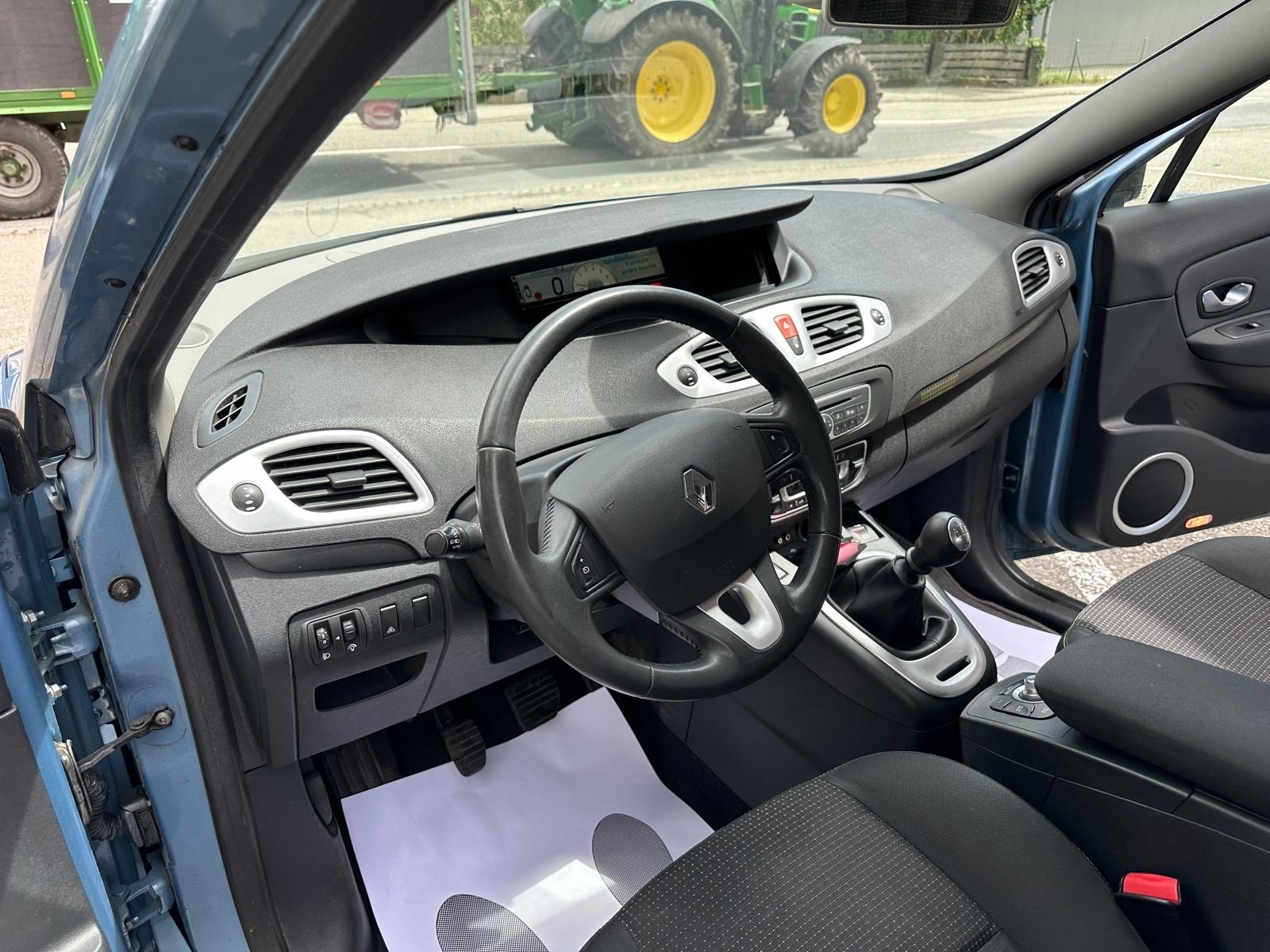 RENAULT Scénic 1.4 16V Turbo Dynamique-image-9