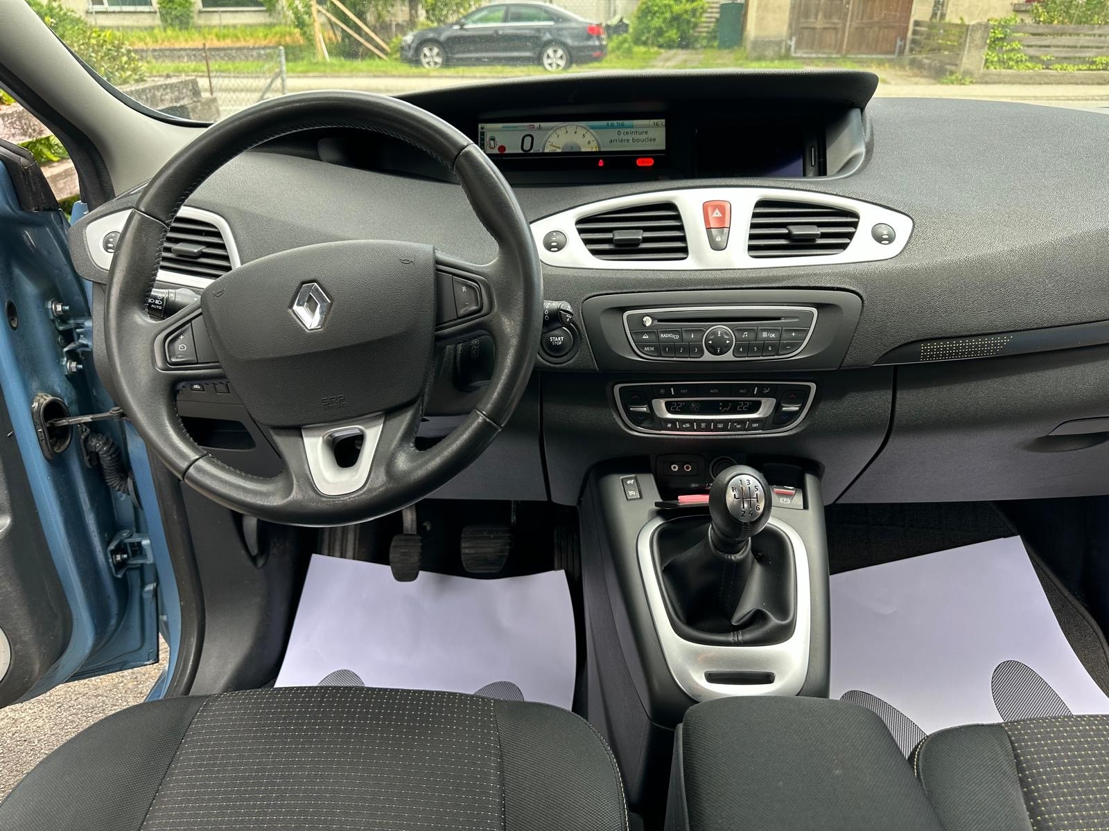 RENAULT Scénic 1.4 16V Turbo Dynamique-image-8