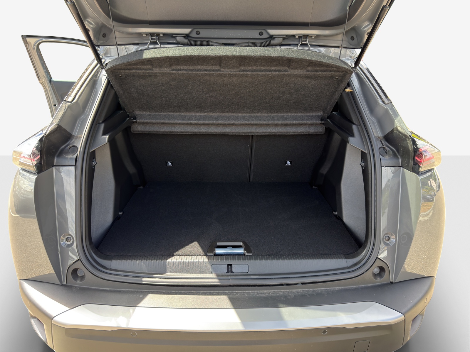 PEUGEOT 2008 1.2 145 MHEV Allure-image-12