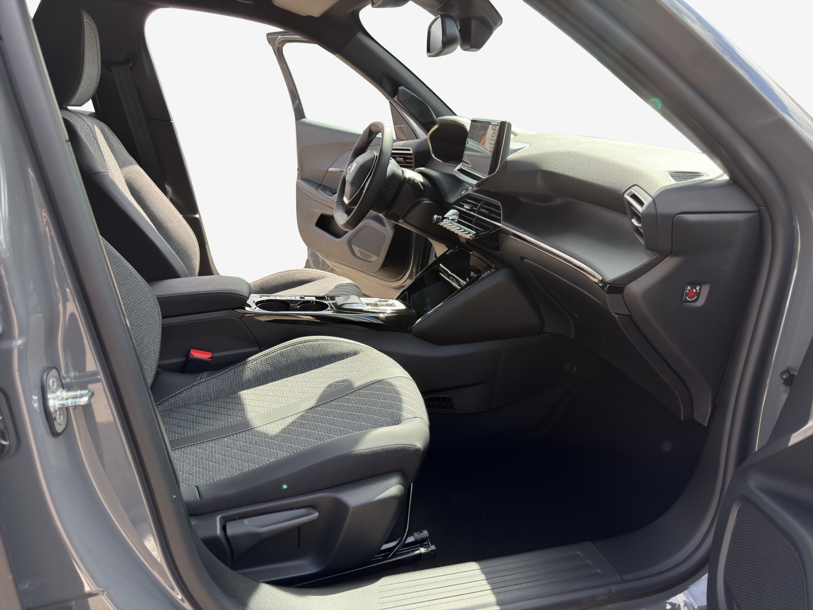 PEUGEOT 2008 1.2 145 MHEV Allure-image-14