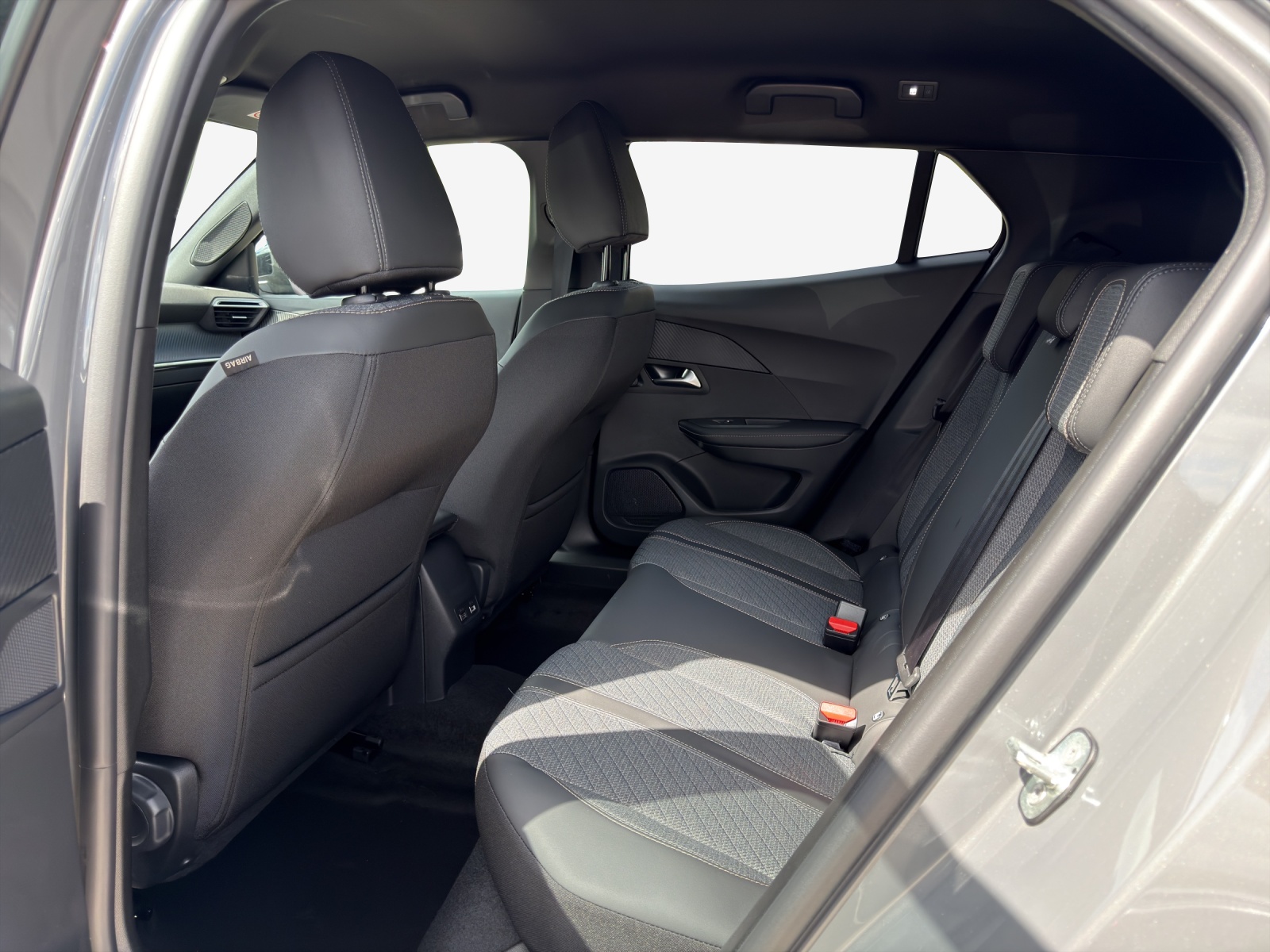 PEUGEOT 2008 1.2 145 MHEV Allure-image-11