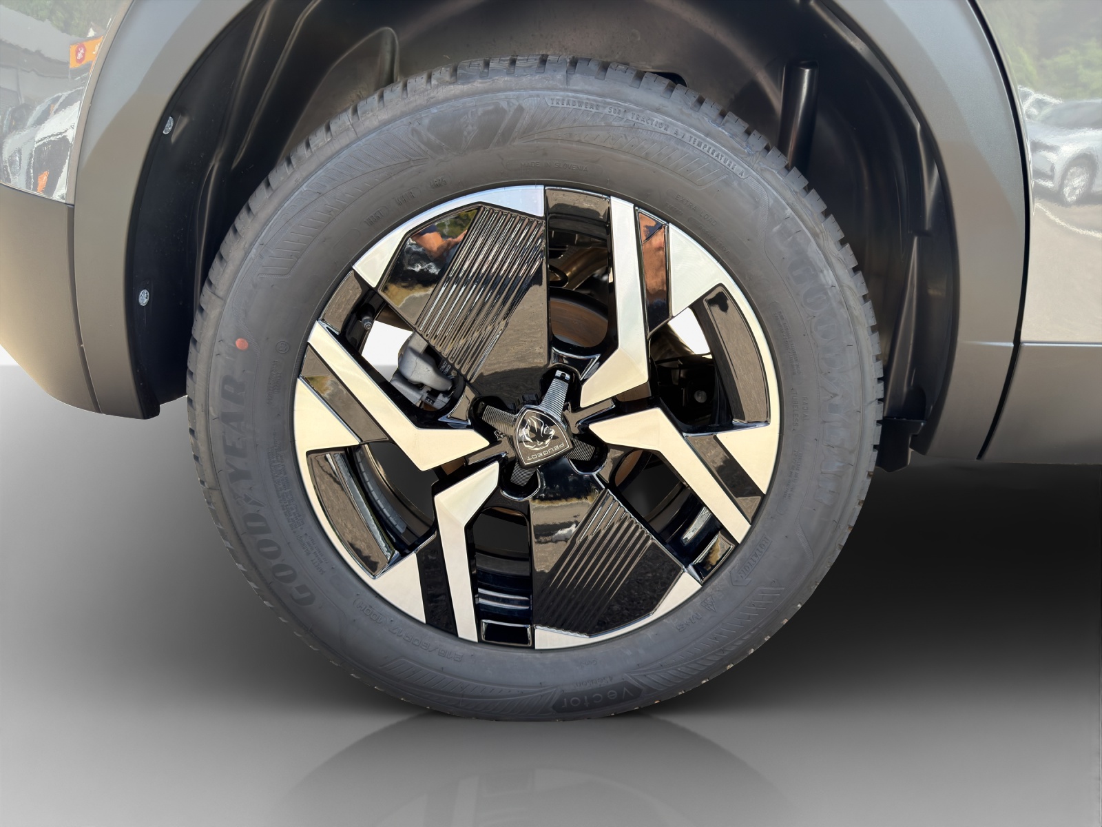PEUGEOT 2008 1.2 145 MHEV Allure-image-13