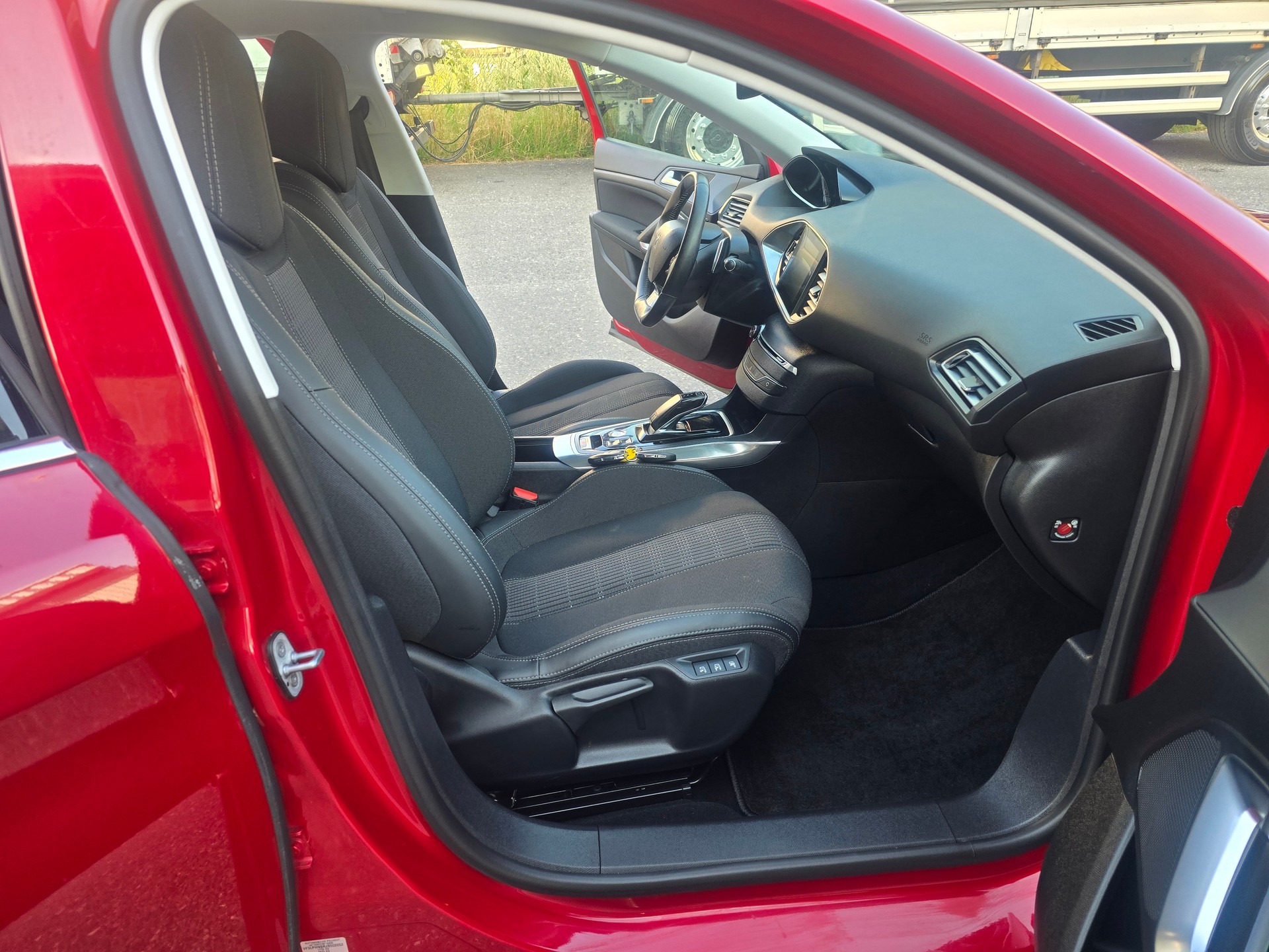 PEUGEOT 308 1.2 Pure Tech Tech Edition EAT8-image-13
