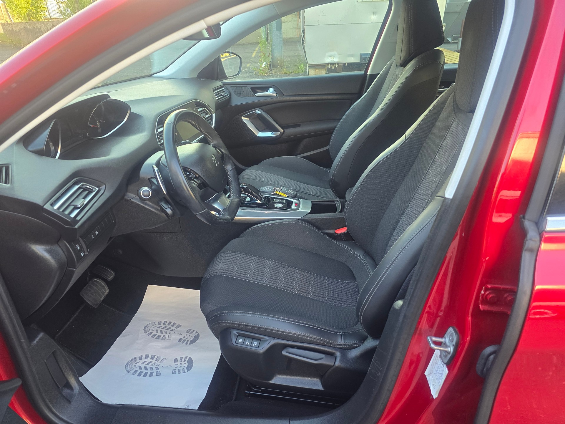 PEUGEOT 308 1.2 Pure Tech Tech Edition EAT8-image-9