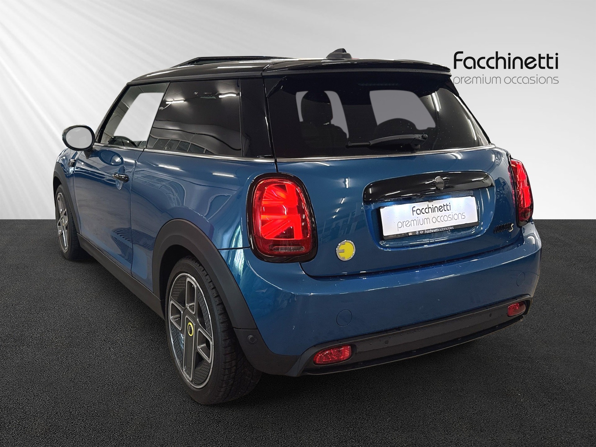 MINI Cooper SE-showroom-element-2