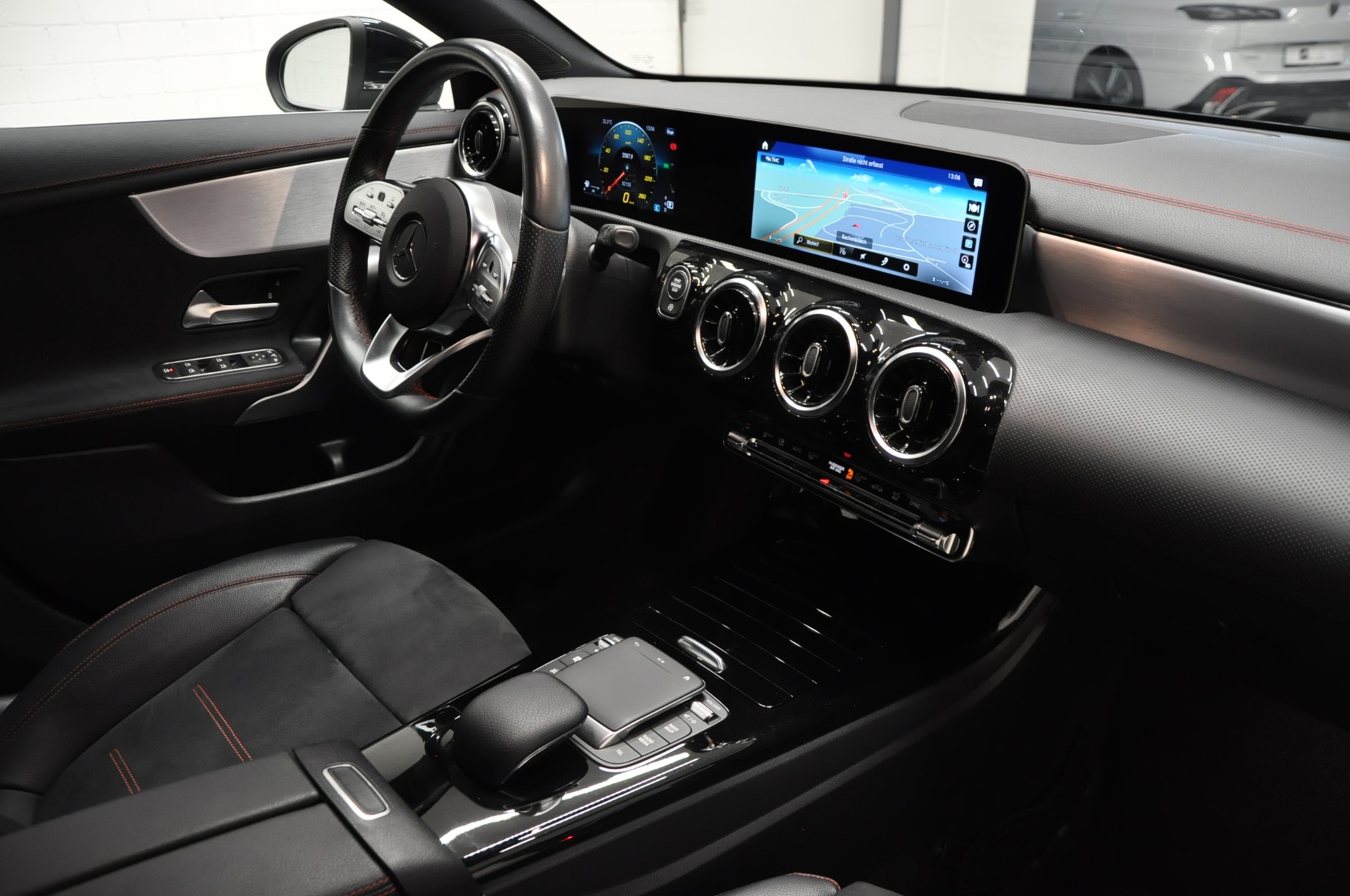 MERCEDES-BENZ CLA Shooting Brake 220 d 4Matic AMG Line-image-11