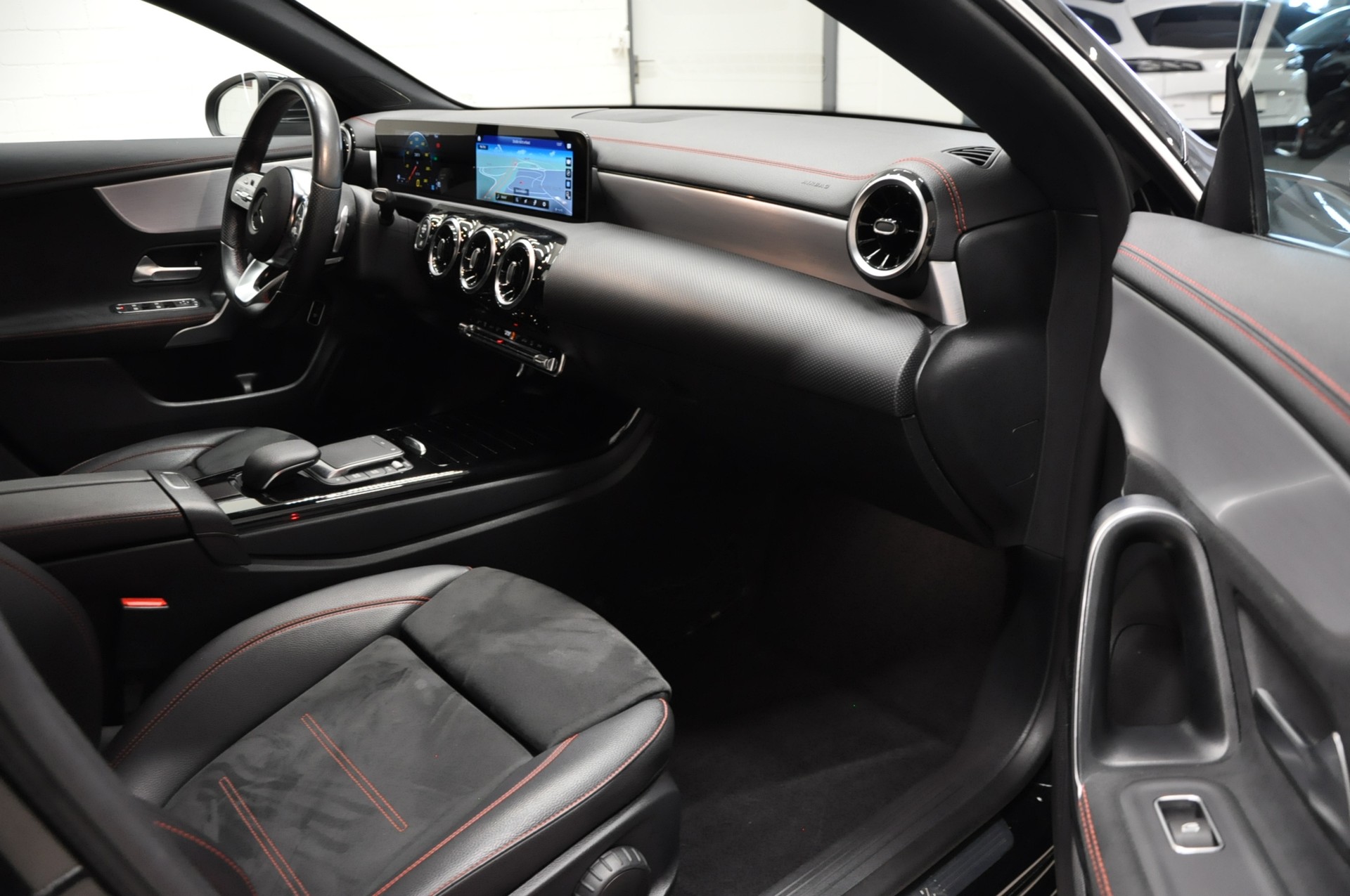 MERCEDES-BENZ CLA Shooting Brake 220 d 4Matic AMG Line-image-12