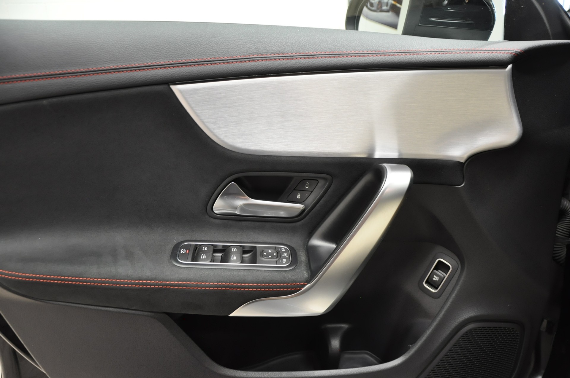 MERCEDES-BENZ CLA Shooting Brake 220 d 4Matic AMG Line-image-21