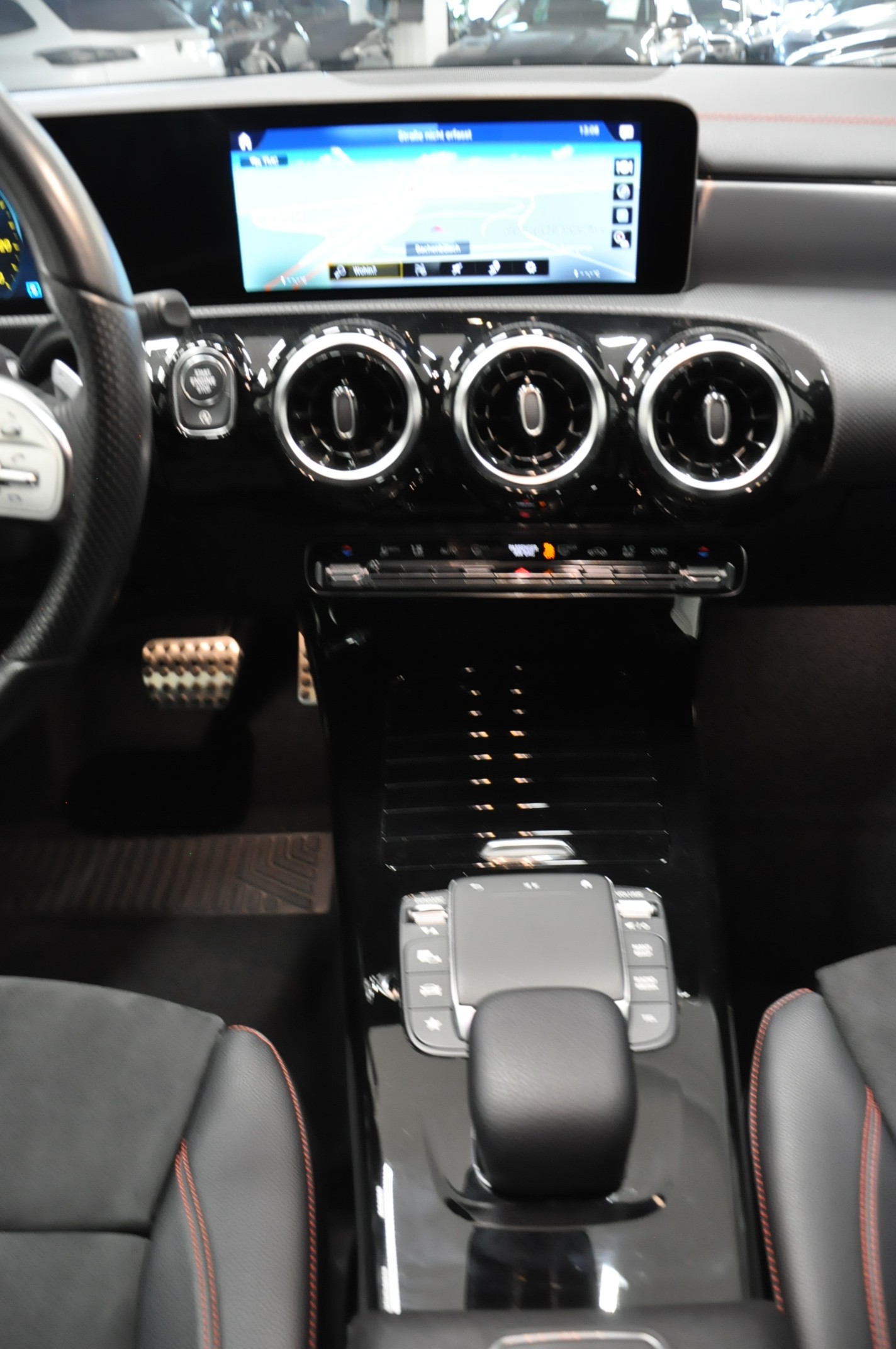 MERCEDES-BENZ CLA Shooting Brake 220 d 4Matic AMG Line-image-19