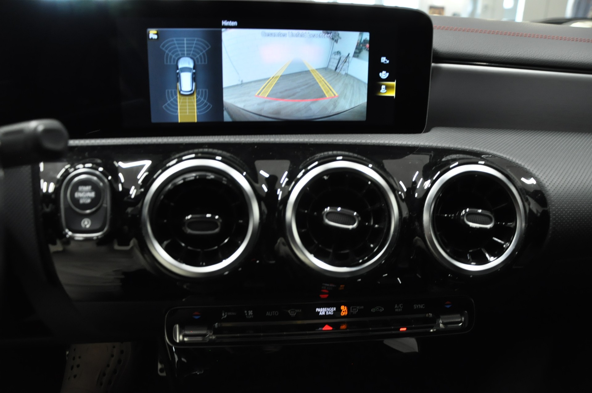 MERCEDES-BENZ CLA Shooting Brake 220 d 4Matic AMG Line-image-14