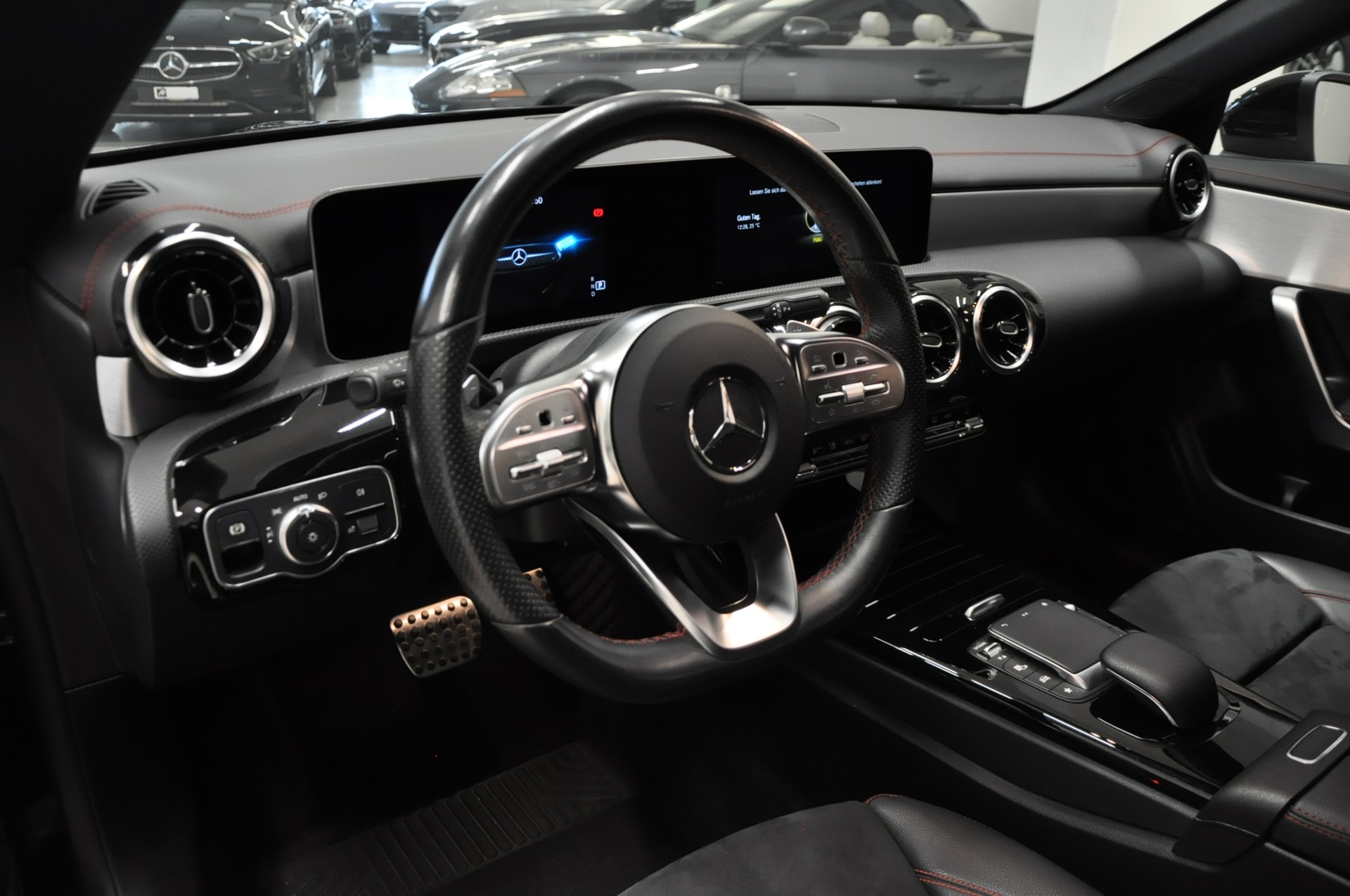 MERCEDES-BENZ CLA Shooting Brake 220 d 4Matic AMG Line-image-10