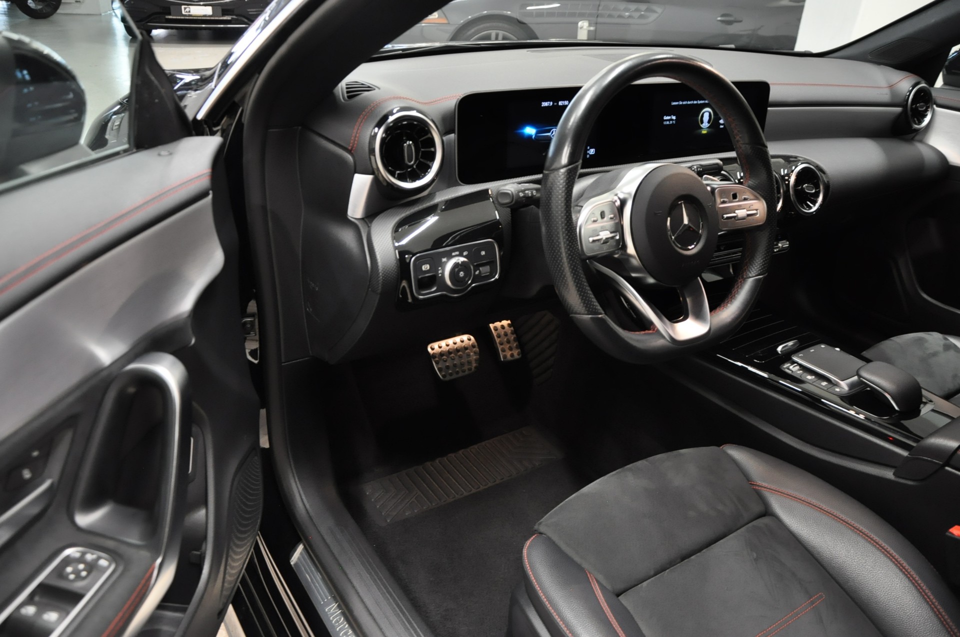 MERCEDES-BENZ CLA Shooting Brake 220 d 4Matic AMG Line-image-9