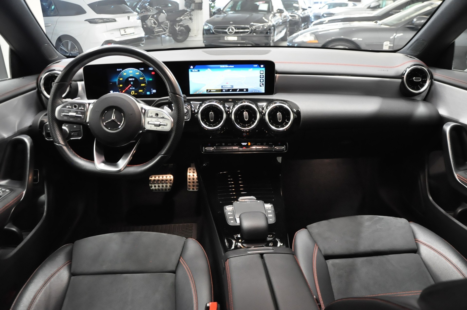 MERCEDES-BENZ CLA Shooting Brake 220 d 4Matic AMG Line-image-17