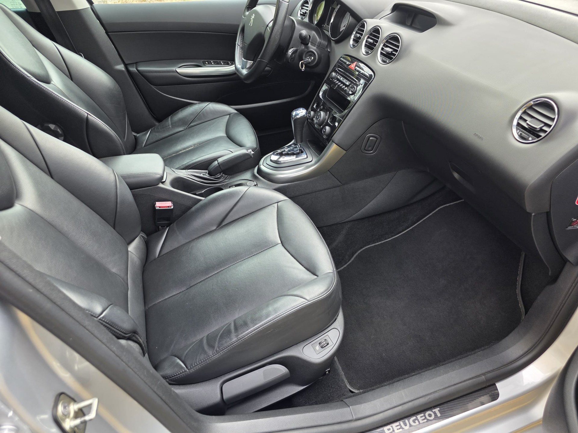 PEUGEOT 308 SW 1.6 16V Turbo Sport Pack Automatic-image-11