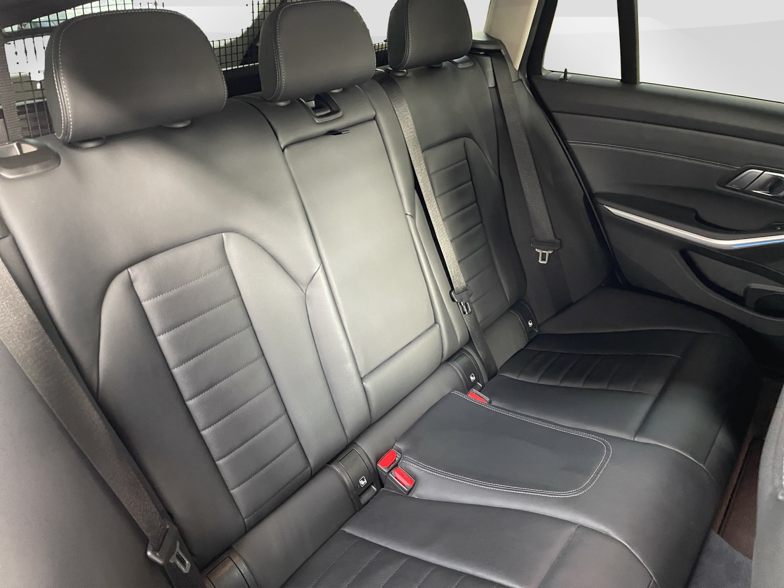 BMW 320d xDrive Touring-image-9