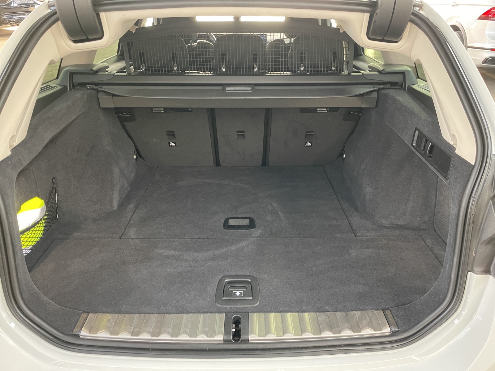 BMW 320d xDrive Touring-image-10