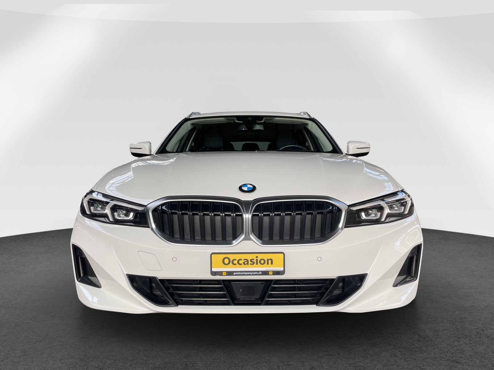BMW 320d xDrive Touring-showroom-element-1