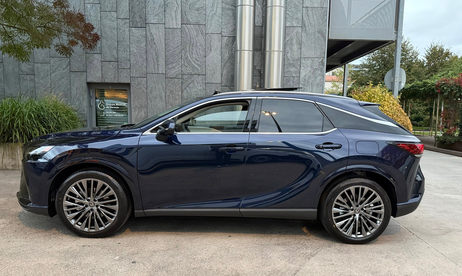 LEXUS RX 450h+ Ecxellence AWD CVT-showroom-element-3