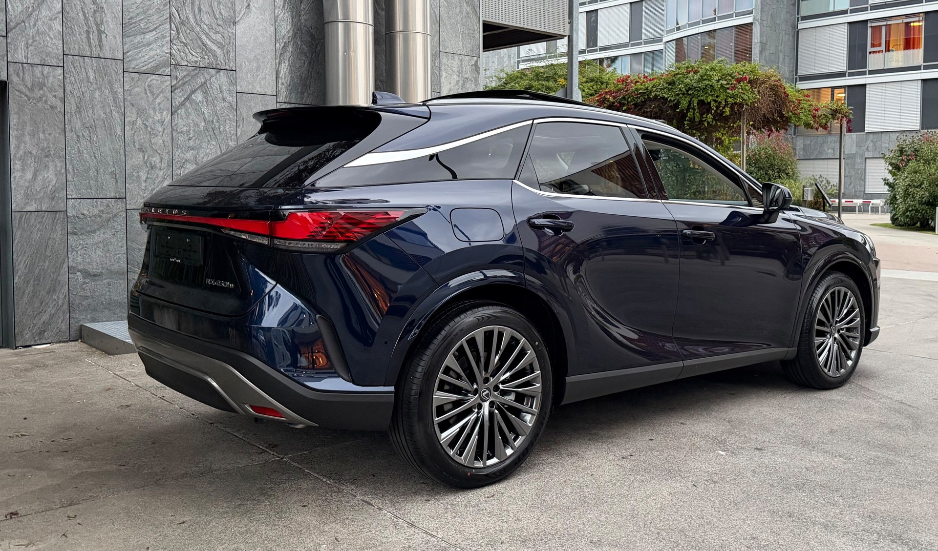LEXUS RX 450h+ Ecxellence AWD CVT-showroom-element-1