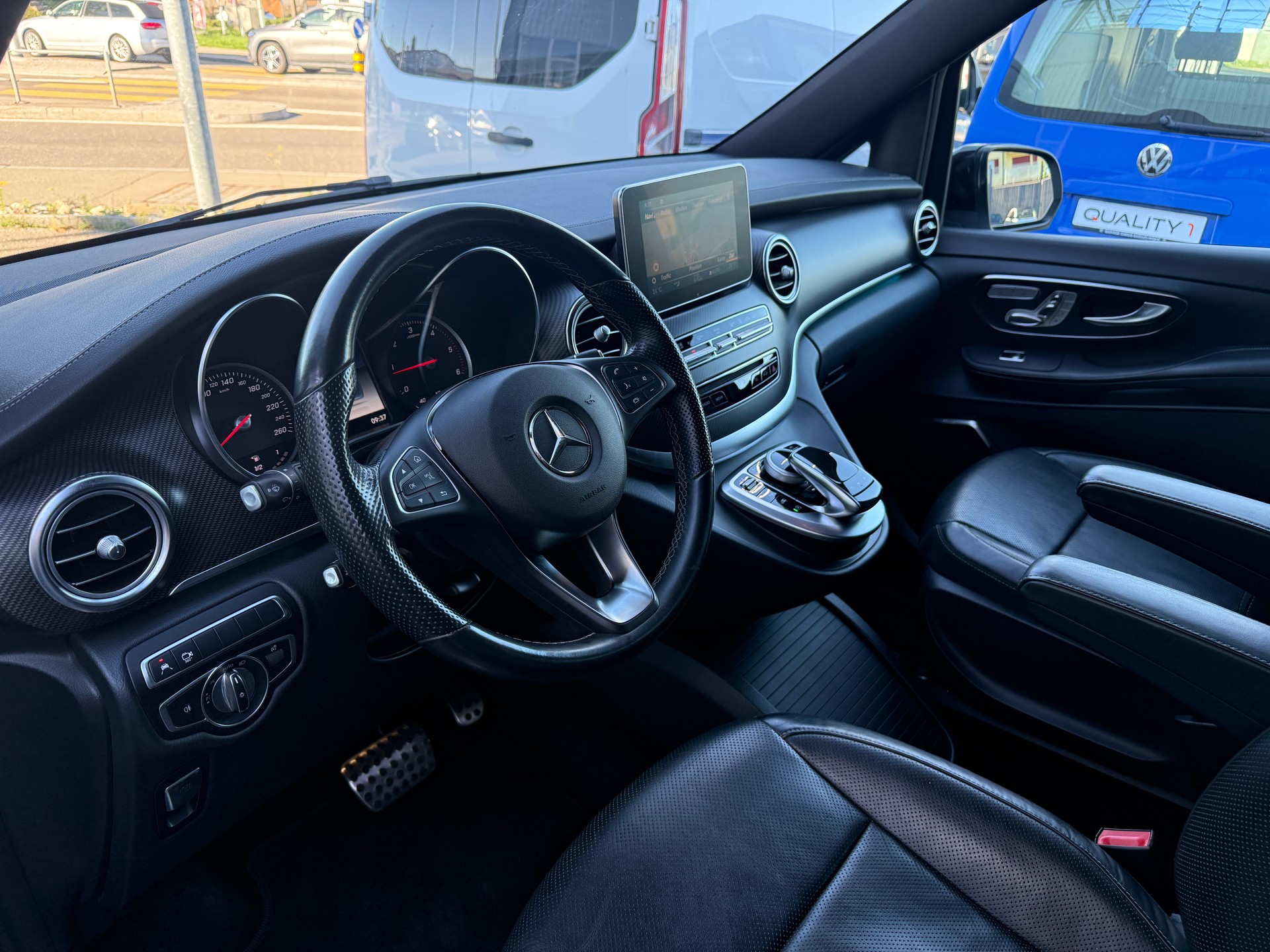 MERCEDES-BENZ V 250 d Swiss Edition lang 7G-Tronic ***1.HAND & AHK***-image-21