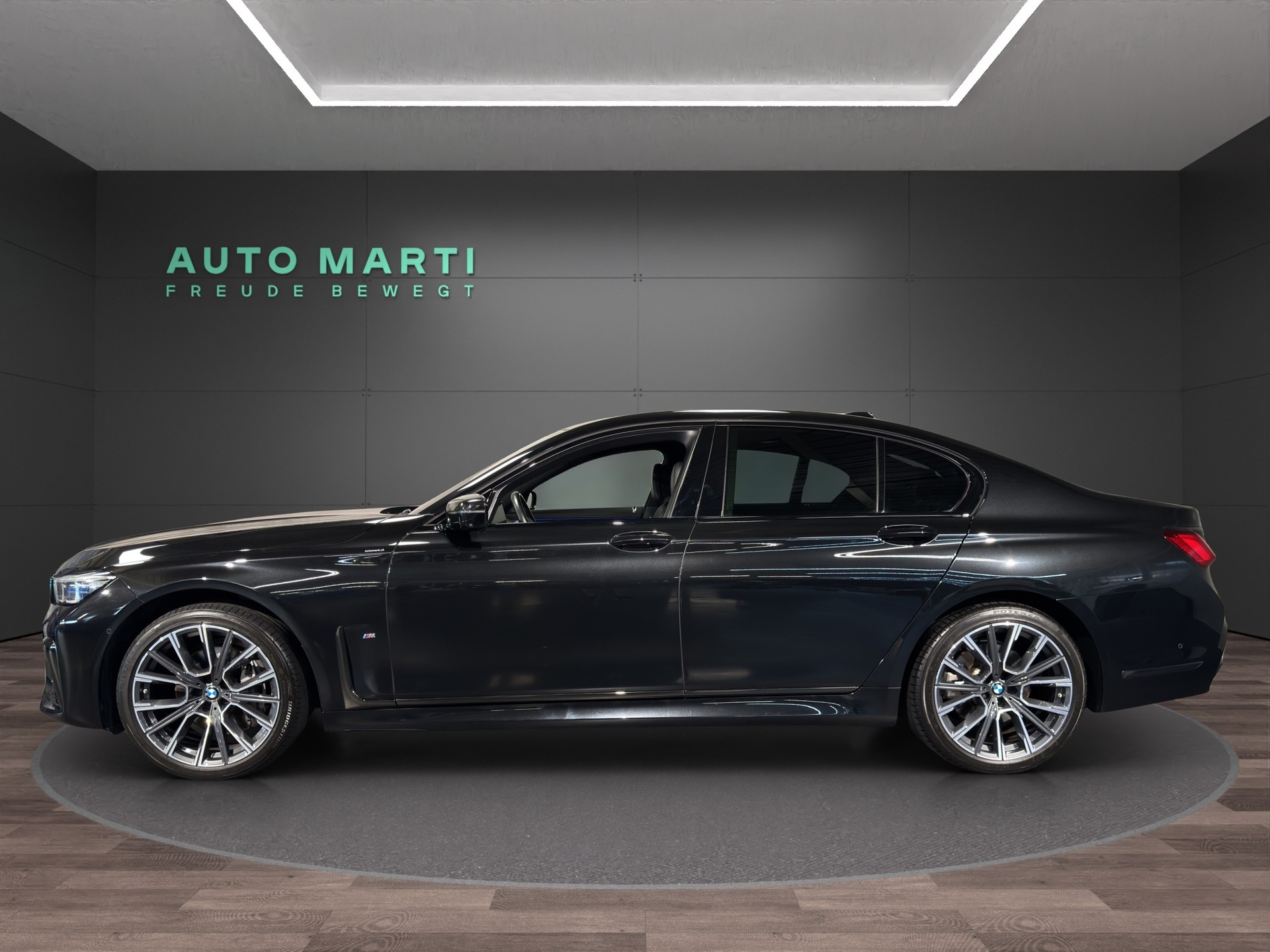 BMW 730d xDrive M Sport-showroom-element-1