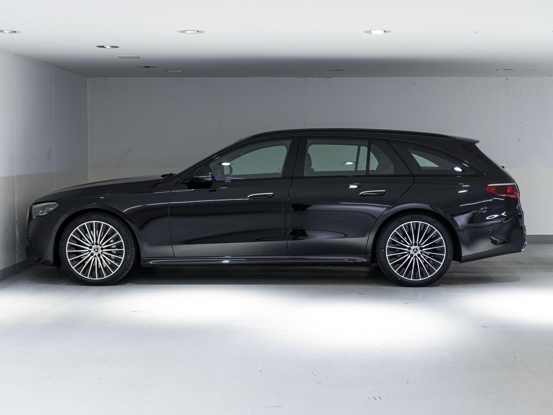 MERCEDES-BENZ E 220 d AMG Line 4matic Kombi-image-4