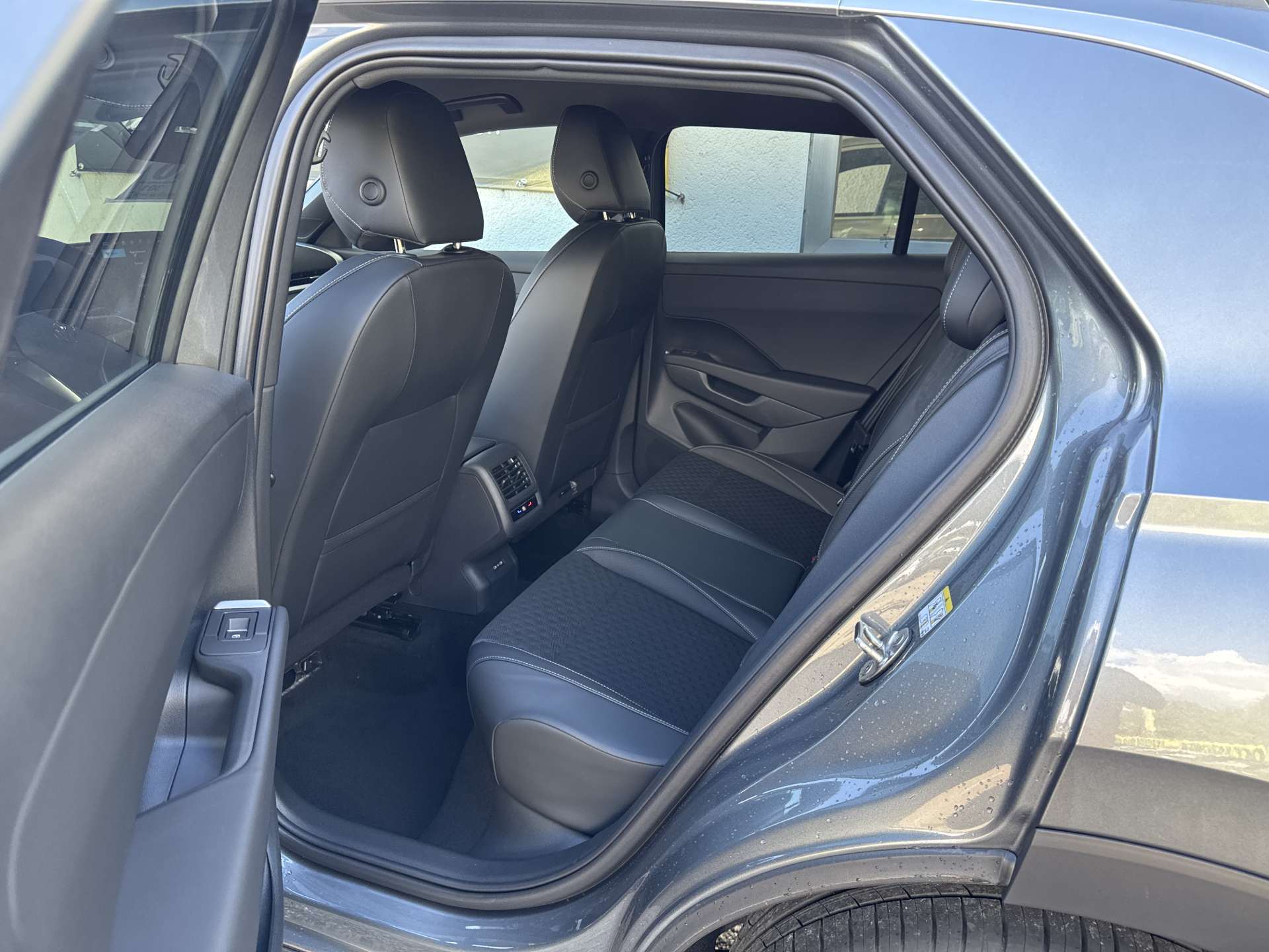 VW T-Roc 1.5 eTSi mHEV R-Line DSG-Automat-image-7