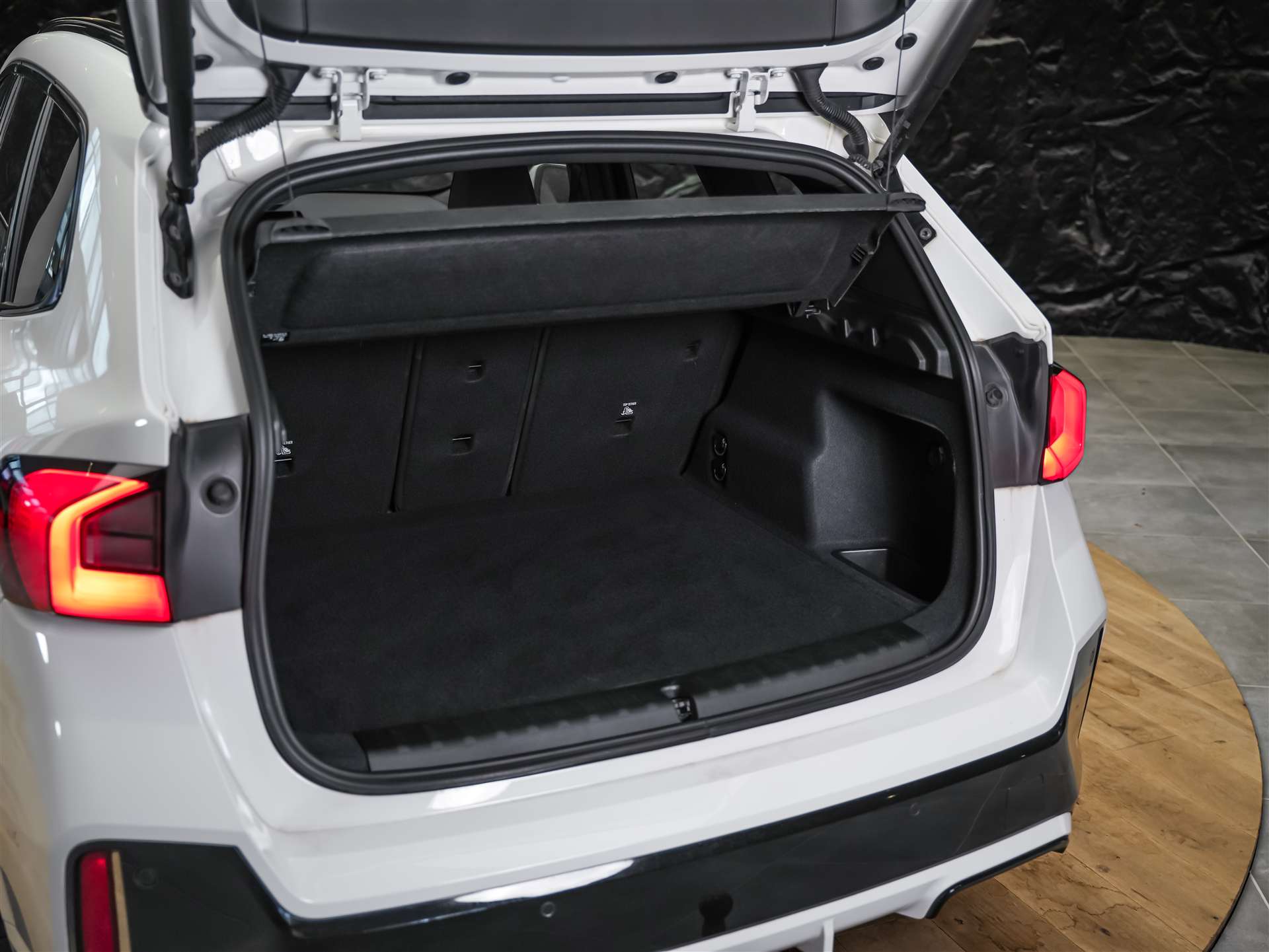 BMW X1 xDrive 23d M Sport *20" Felgen*Werksgarantie*AHK*-image-39
