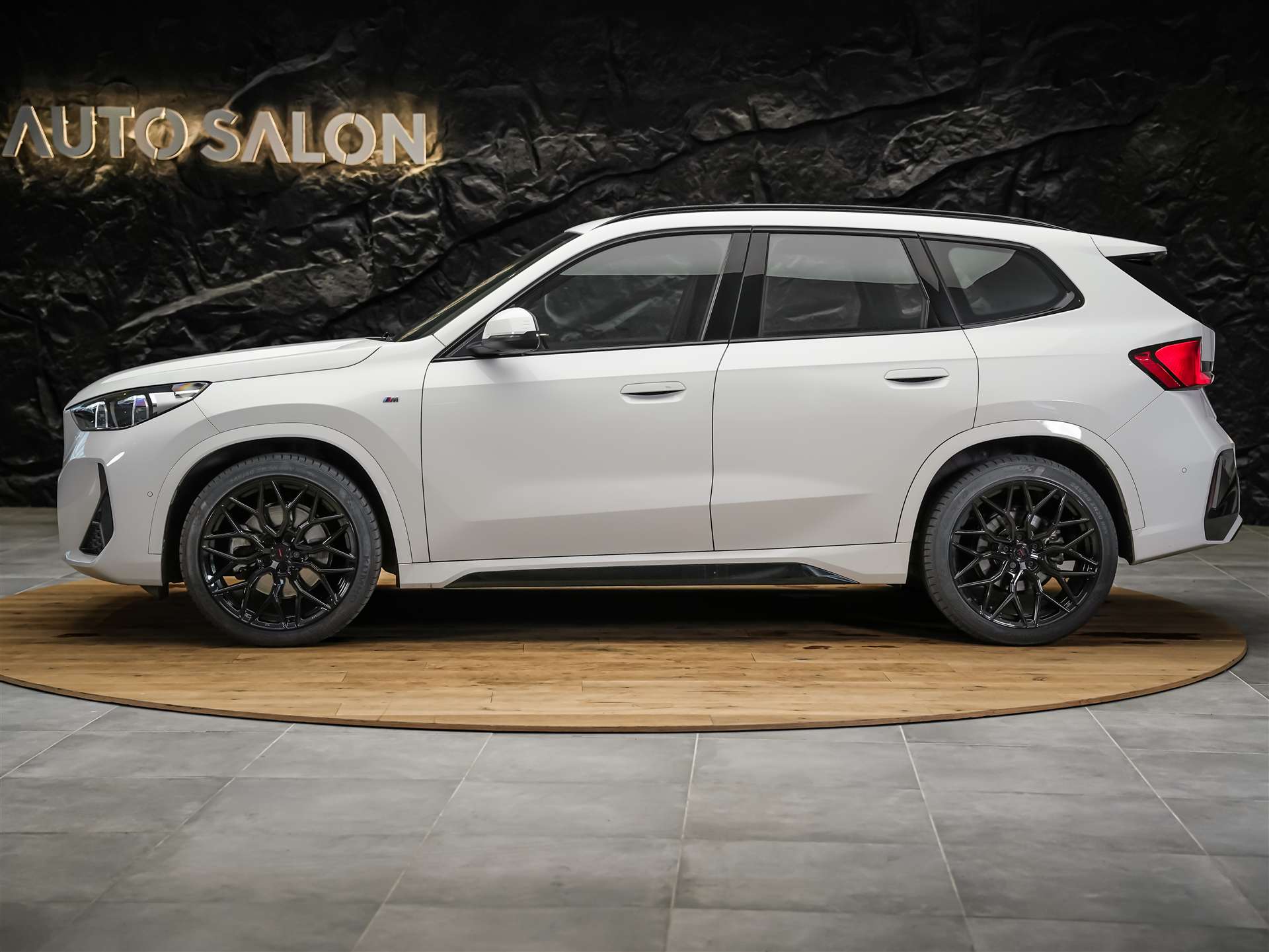 BMW X1 xDrive 23d M Sport *20" Felgen*Werksgarantie*AHK*-image-1