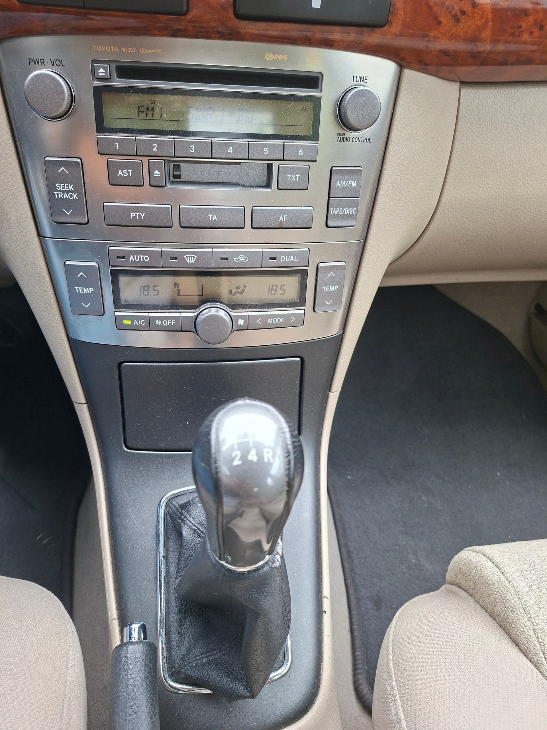 TOYOTA Avensis 2.0D-4 D Linea Sol Sedan-image-12